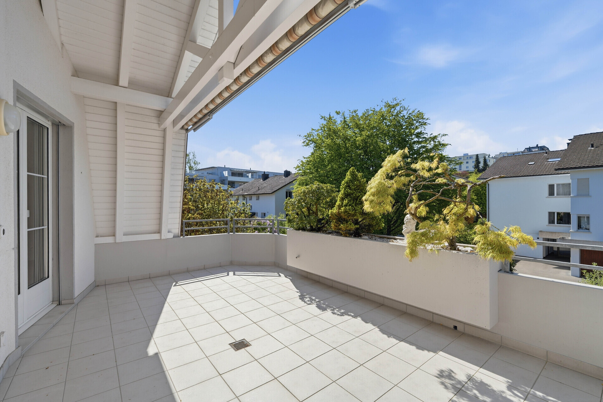 Heller Balkon mit Ausblick ins Grüne