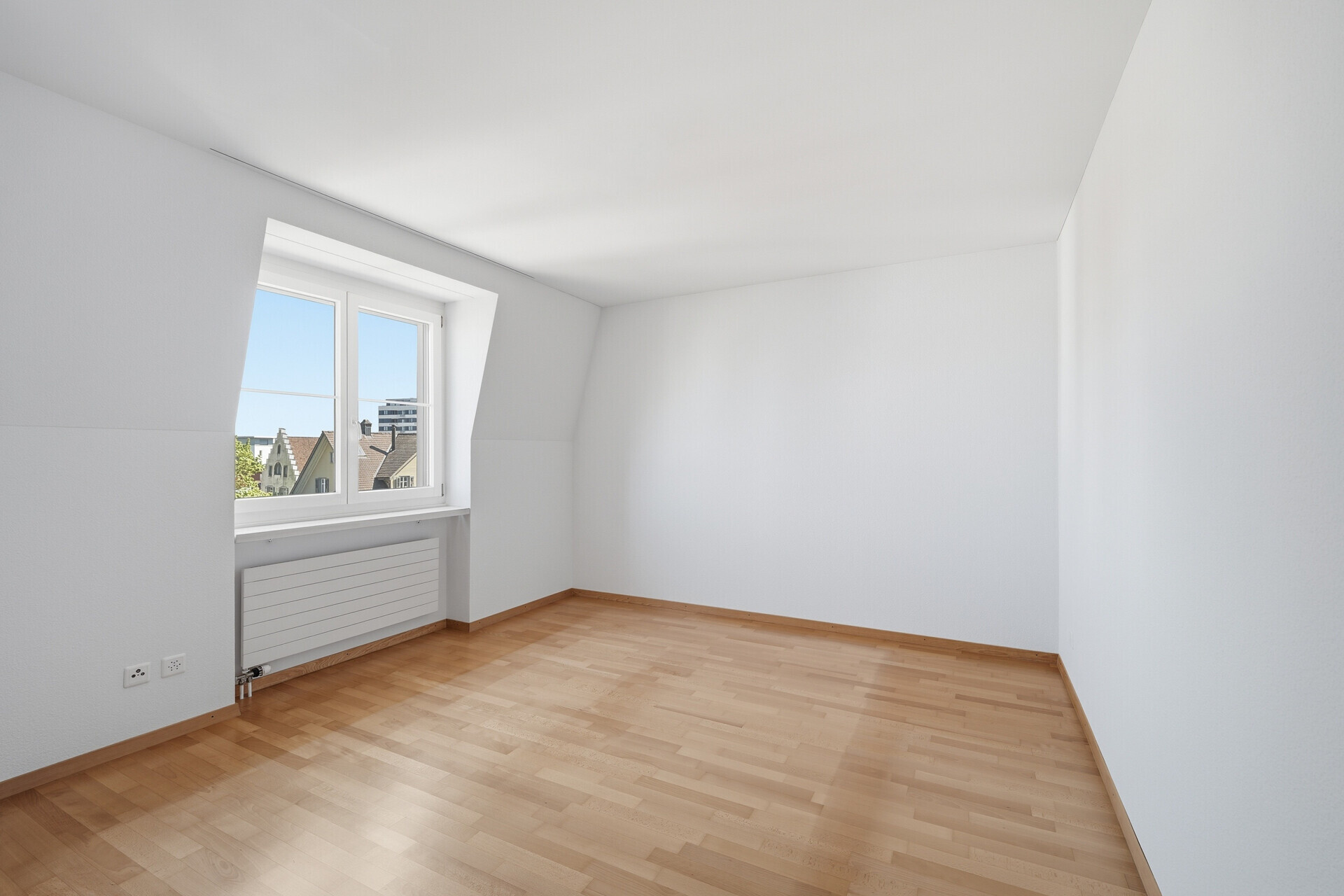 Heller leerer Dachraum mit Fenster