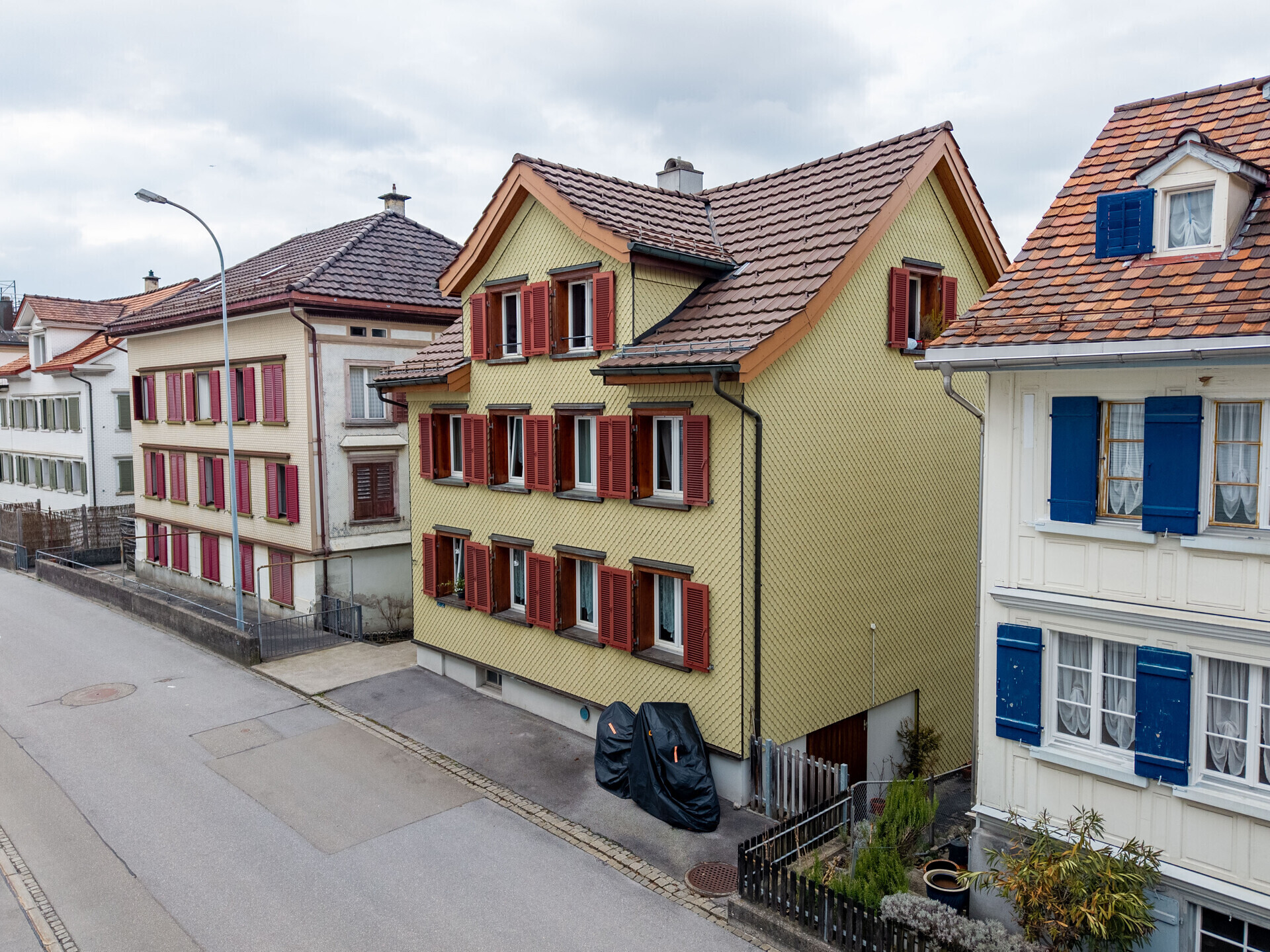 Straßenansicht von Wohnhäusern