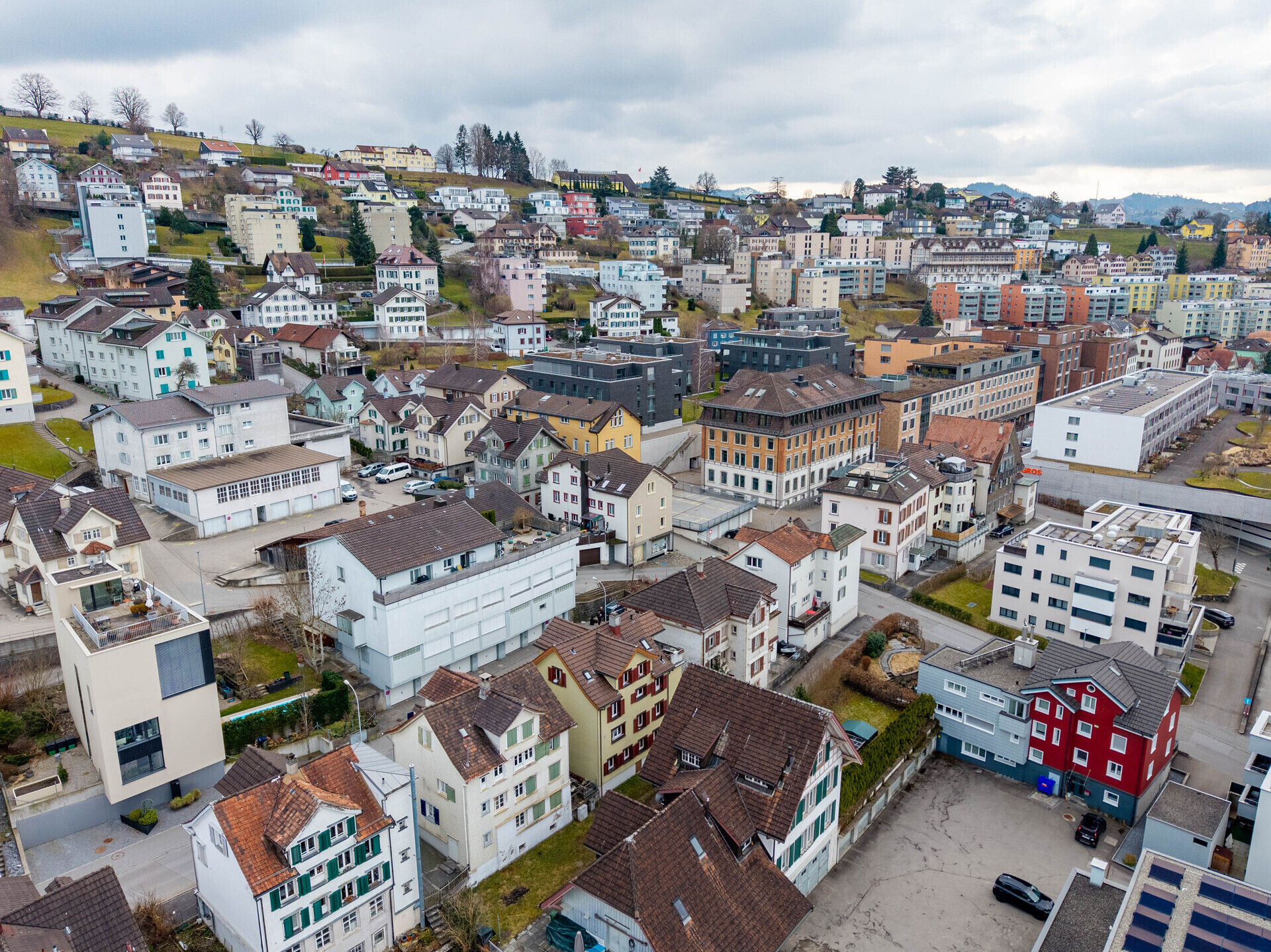 Städtisches Hügellandschaftspanorama mit Wohnbebauung