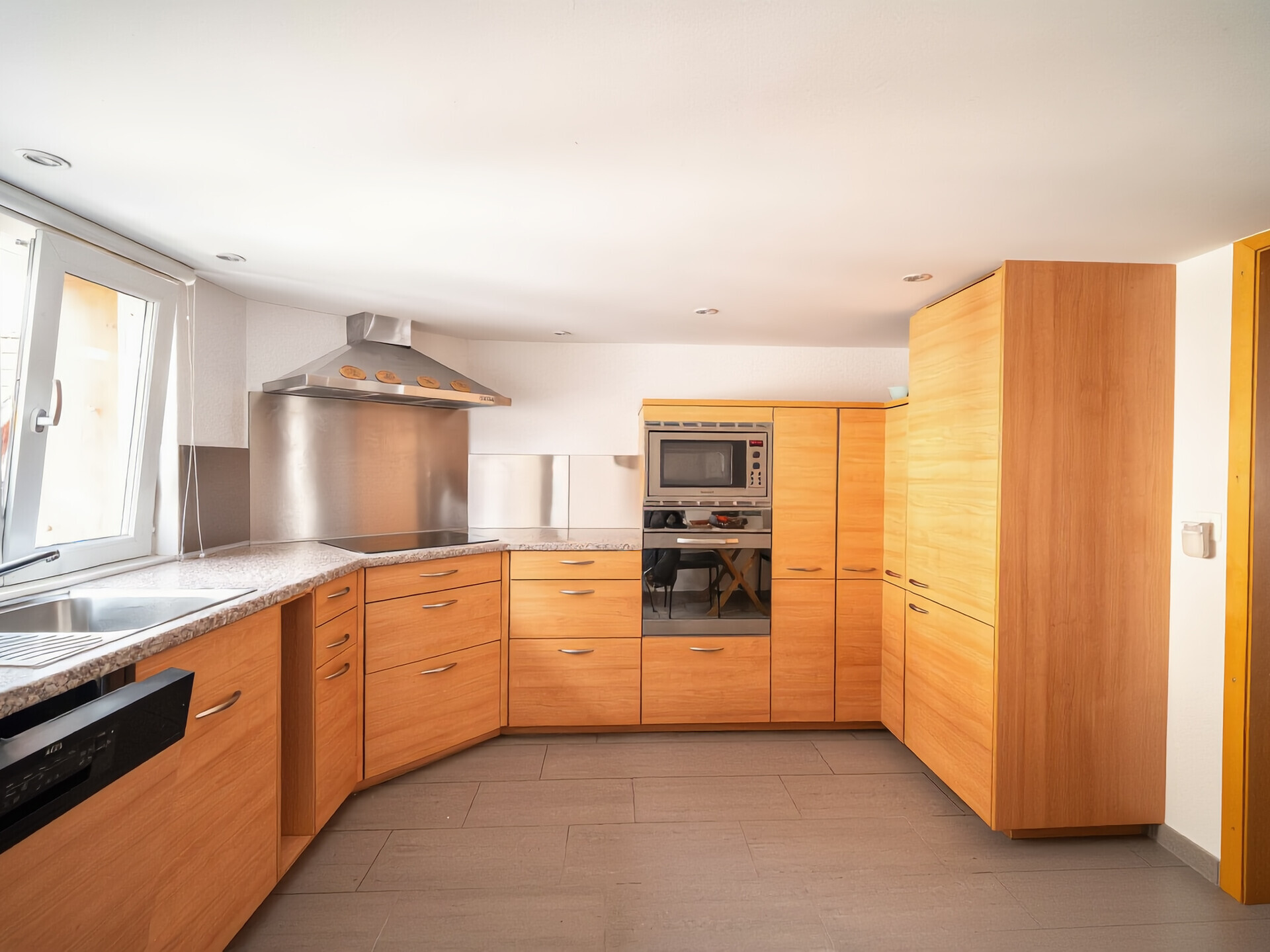 Moderne Einbauküche mit Holzfronten