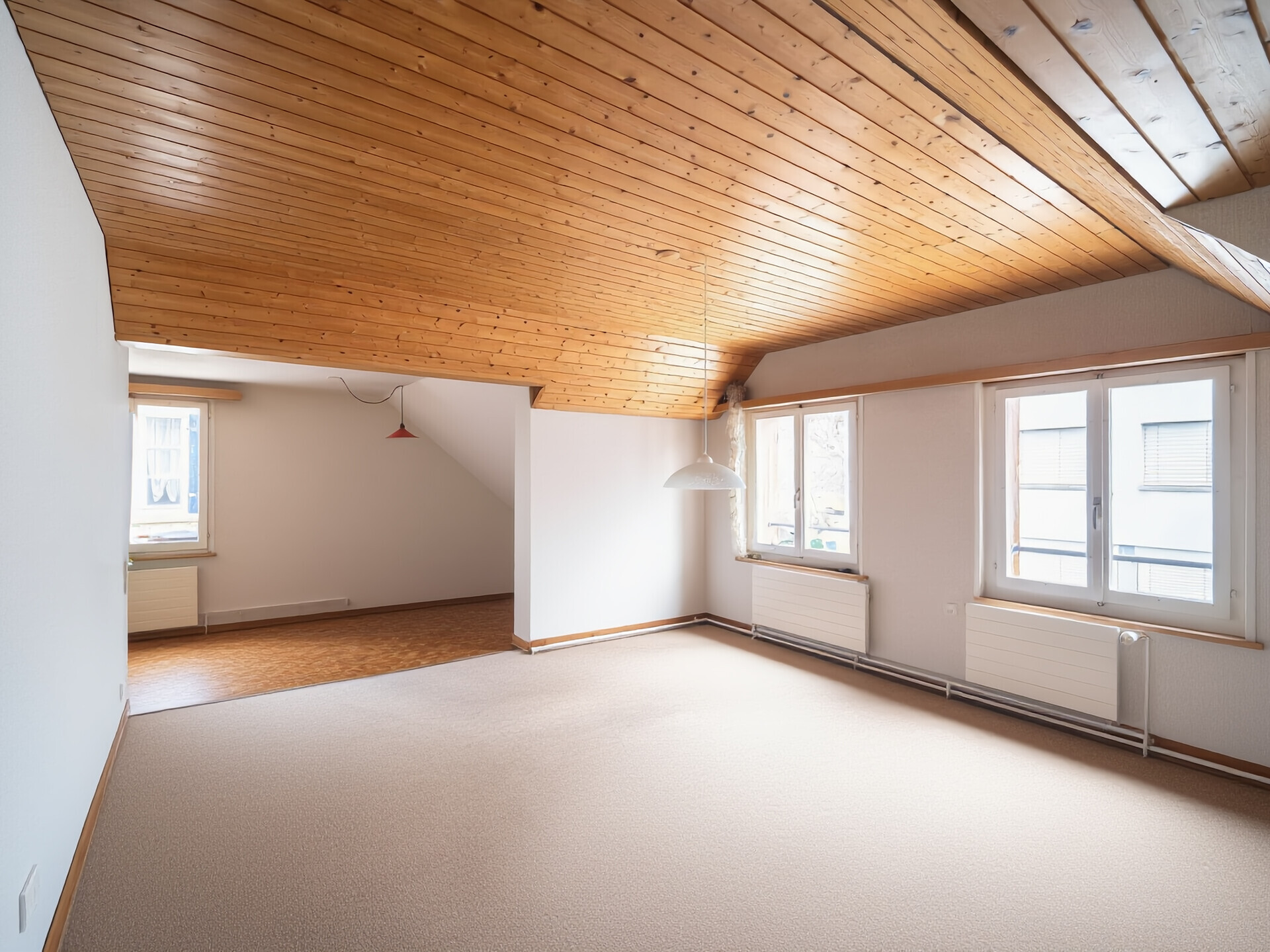 Helles Dachgeschosszimmer mit Holzdecke