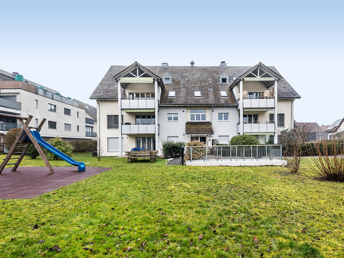 Mehrfamilienhaus mit Garten und Spielbereich
