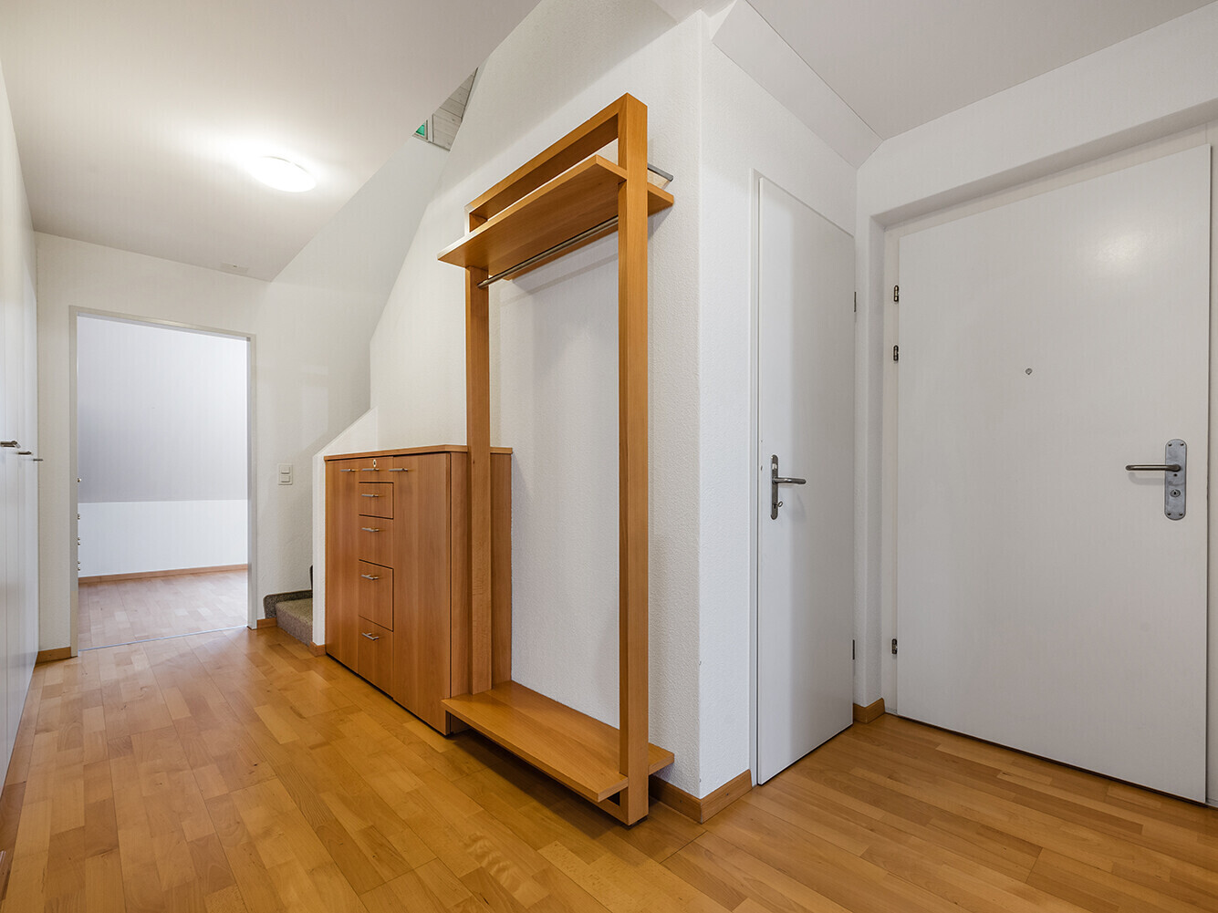 Heller Eingangsflur mit Garderobe