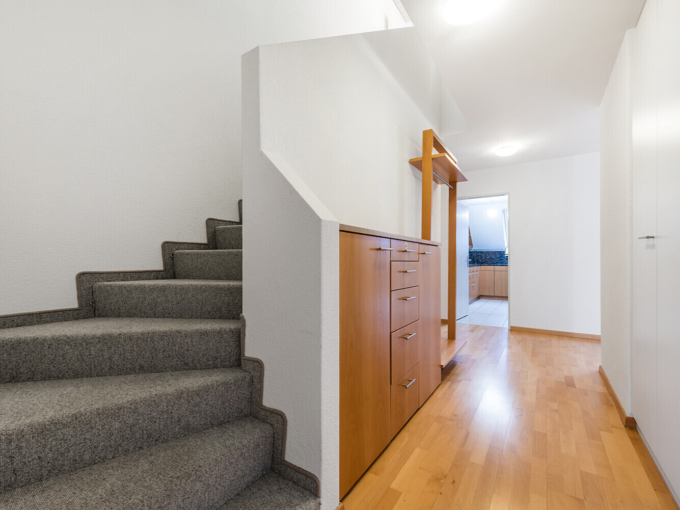 Treppenhaus mit Flur und Garderobenbereich