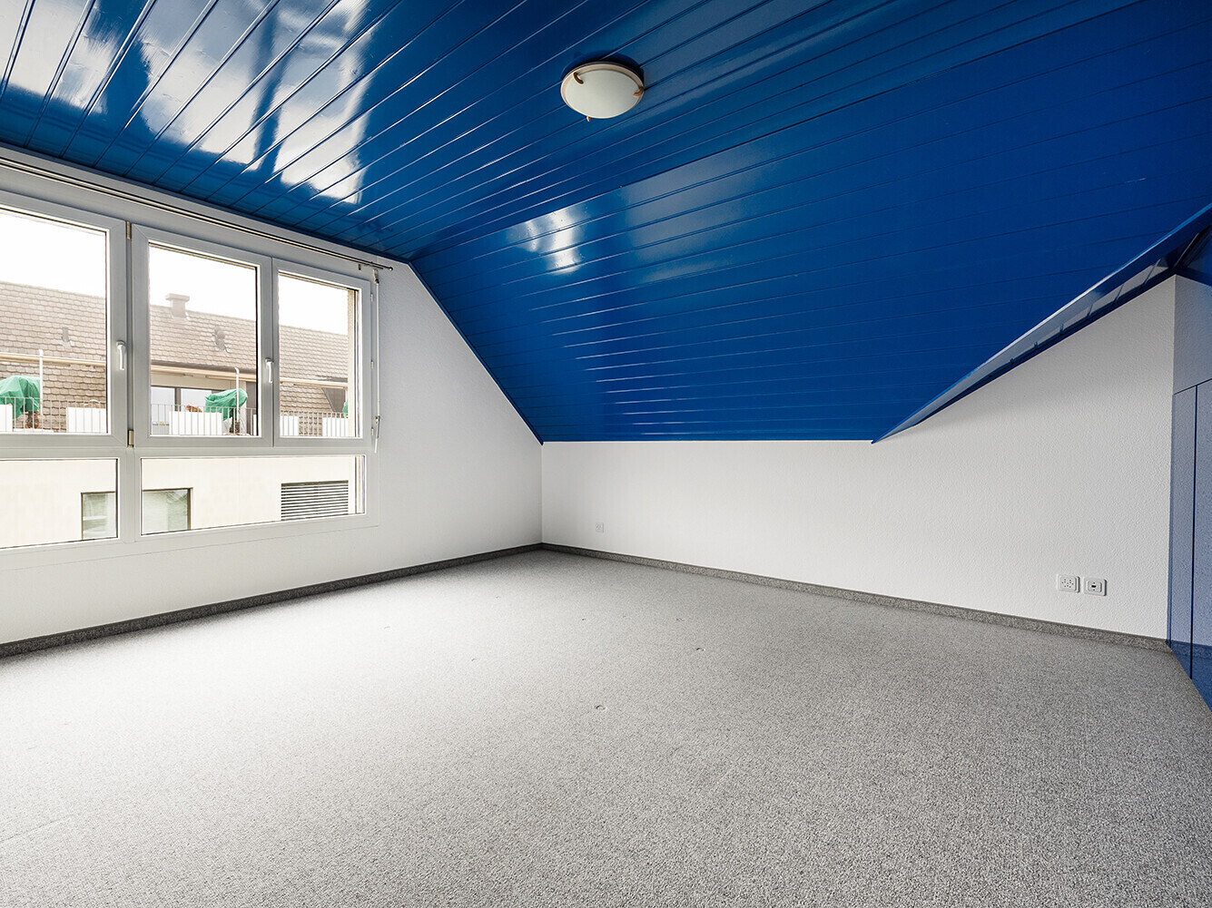 Ausgebauter Dachraum mit blauem Schrägdach