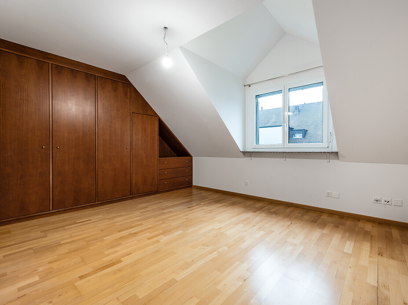 Dachgeschosszimmer mit Einbauschränken