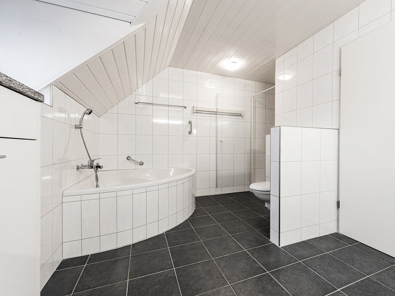 Badezimmer mit Dachschräge