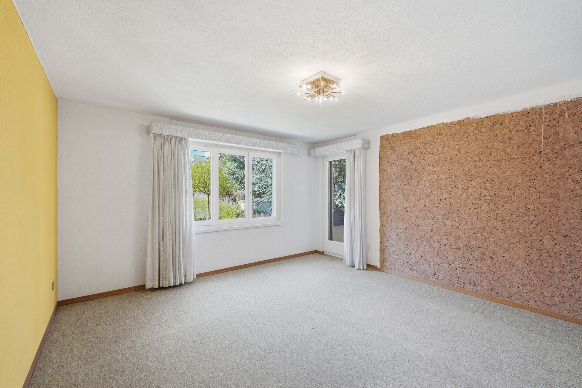 Heller leerer Wohnraum mit Fensterfront