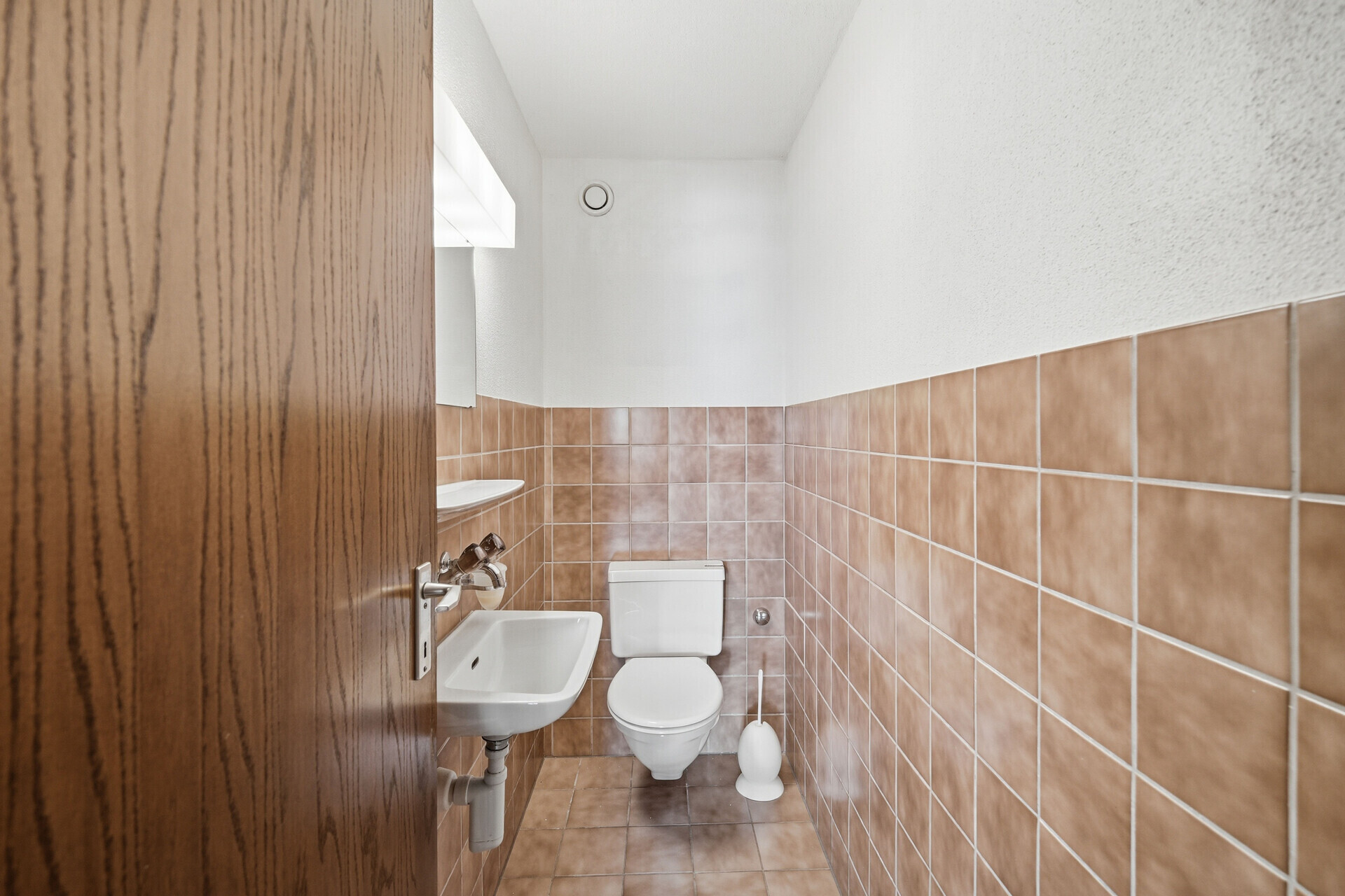 Kleines Gäste-WC mit wandhängendem WC