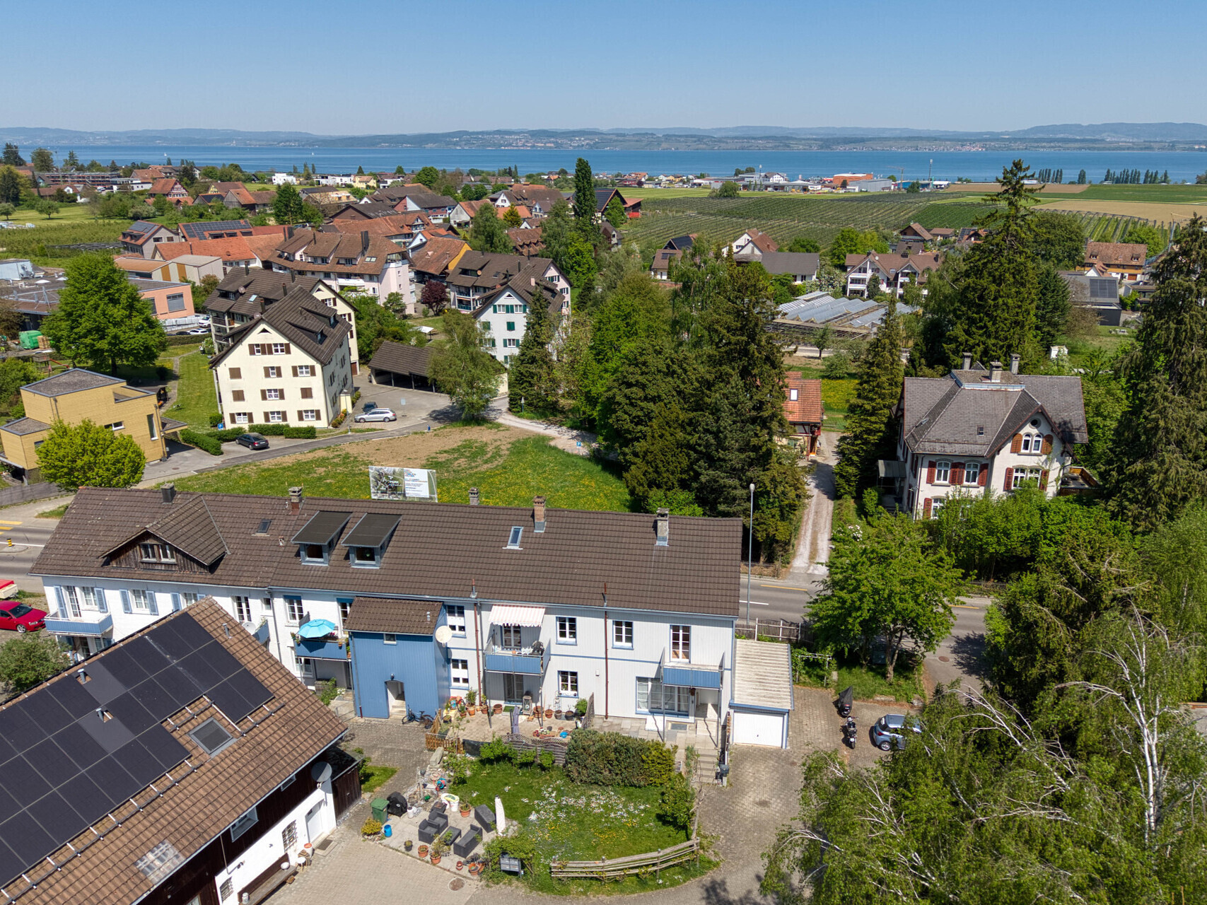 Luftaufnahme einer Wohnsiedlung am See