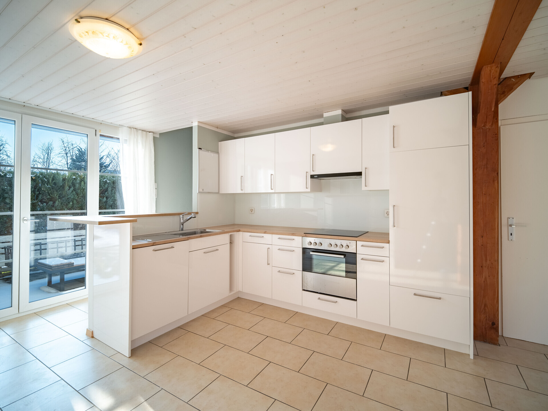 Helle Wohnküche mit Terrassenzugang