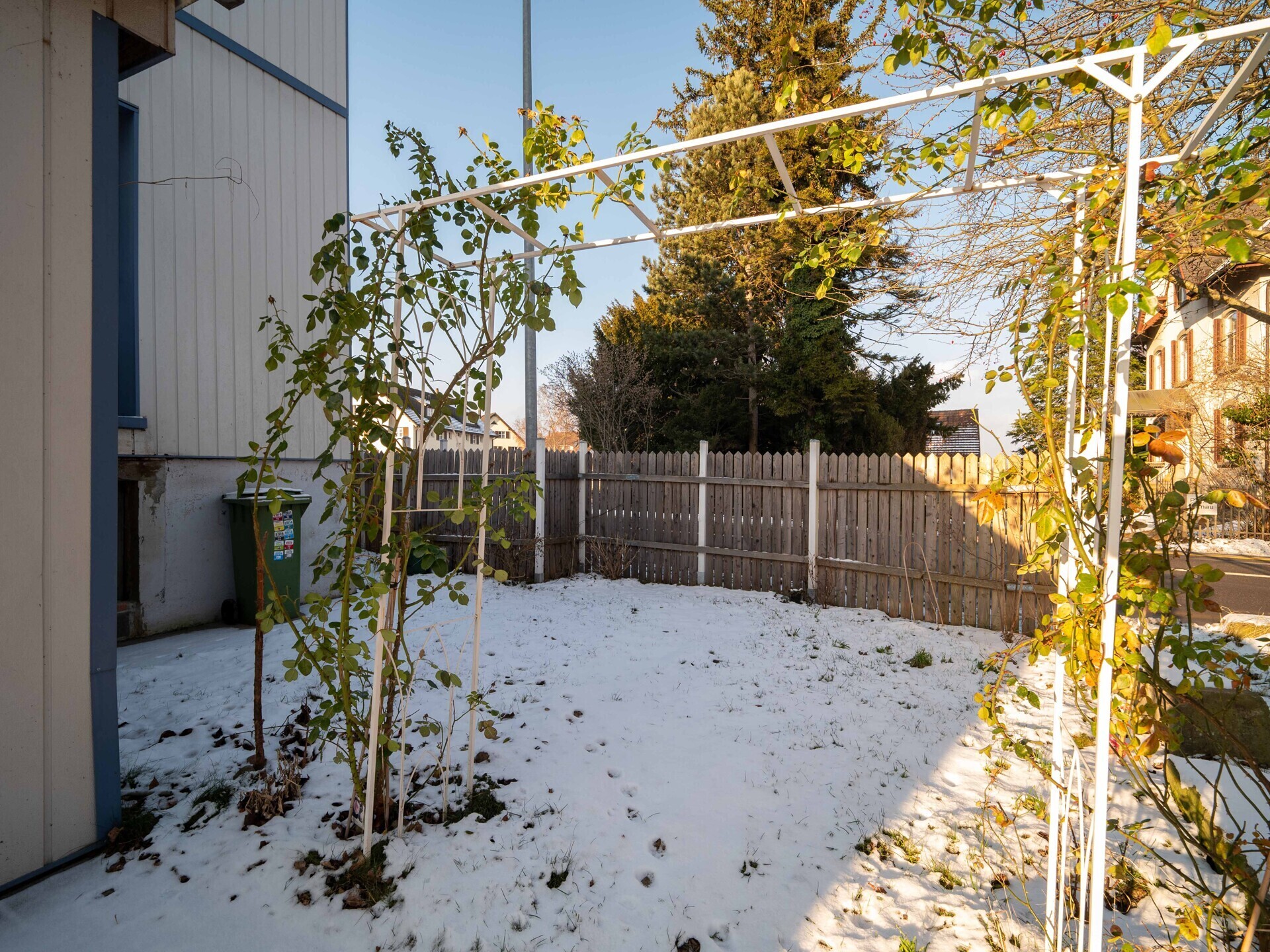 Verschneiter Garten mit Rankgerüst