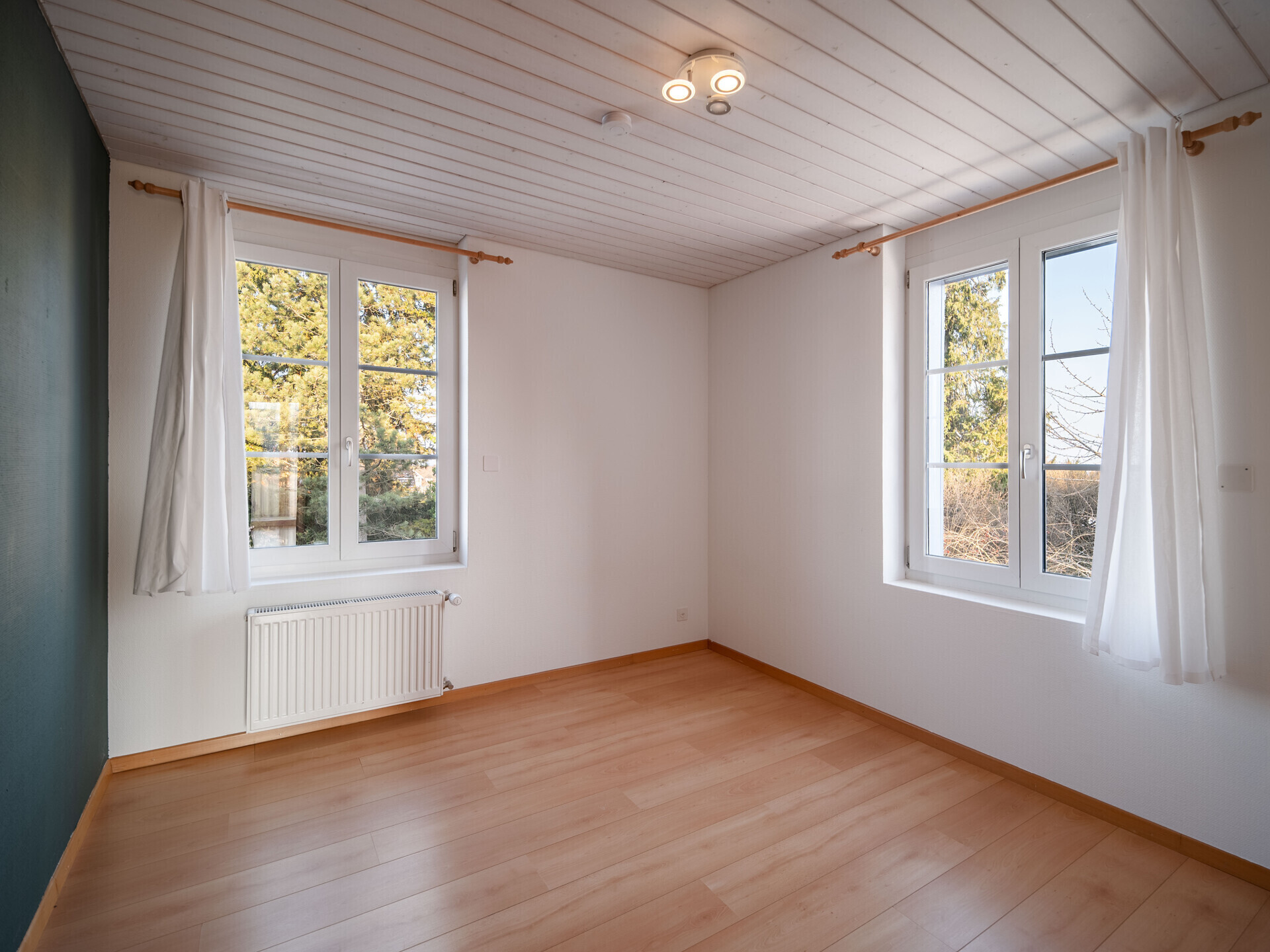 Helles leeres Zimmer mit zwei Fenstern