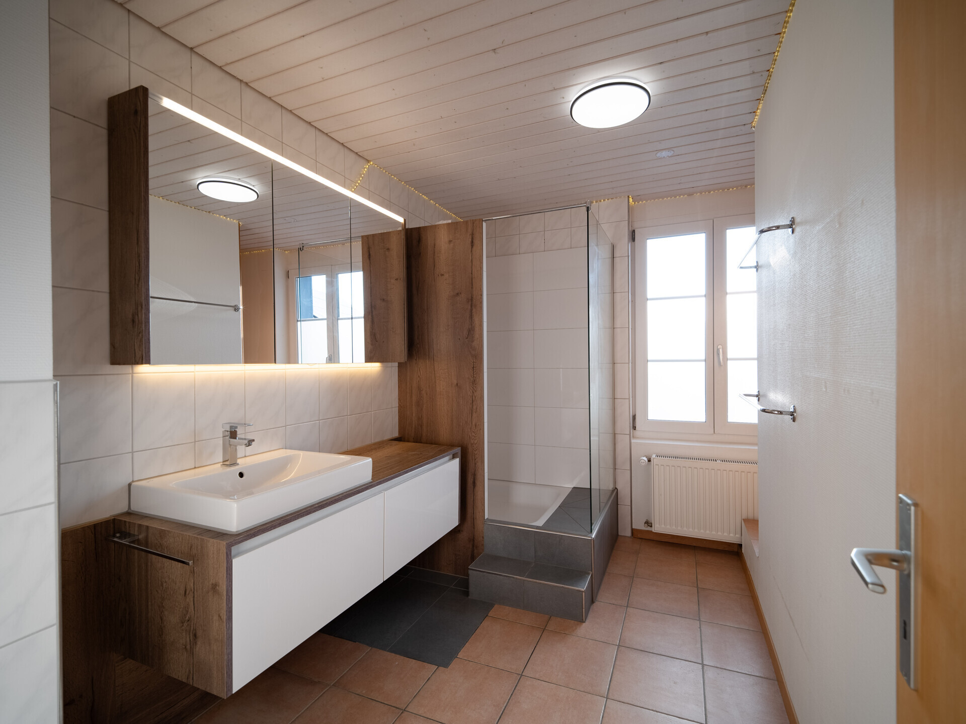Modernes Badezimmer mit Tageslicht