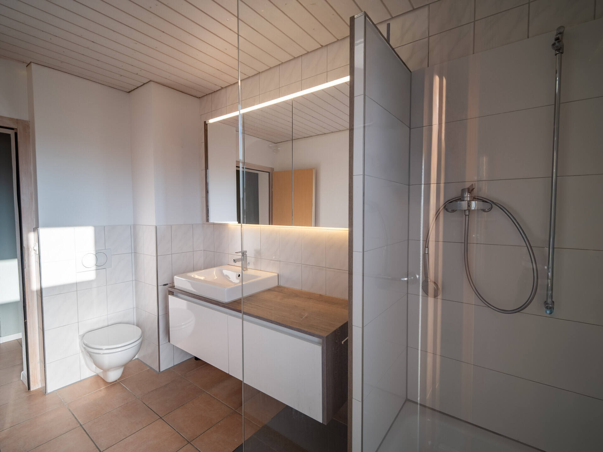 Modernes Bad mit Dusche und WC