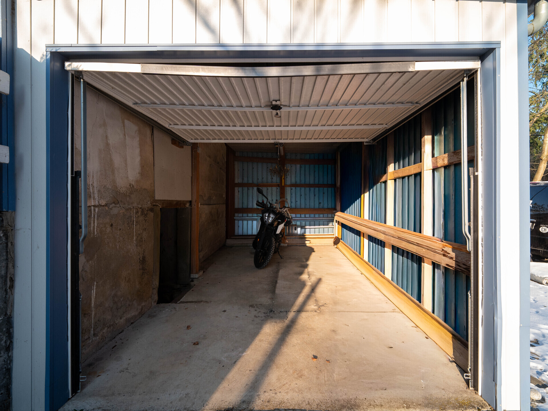 Offene Garage mit Motorrad