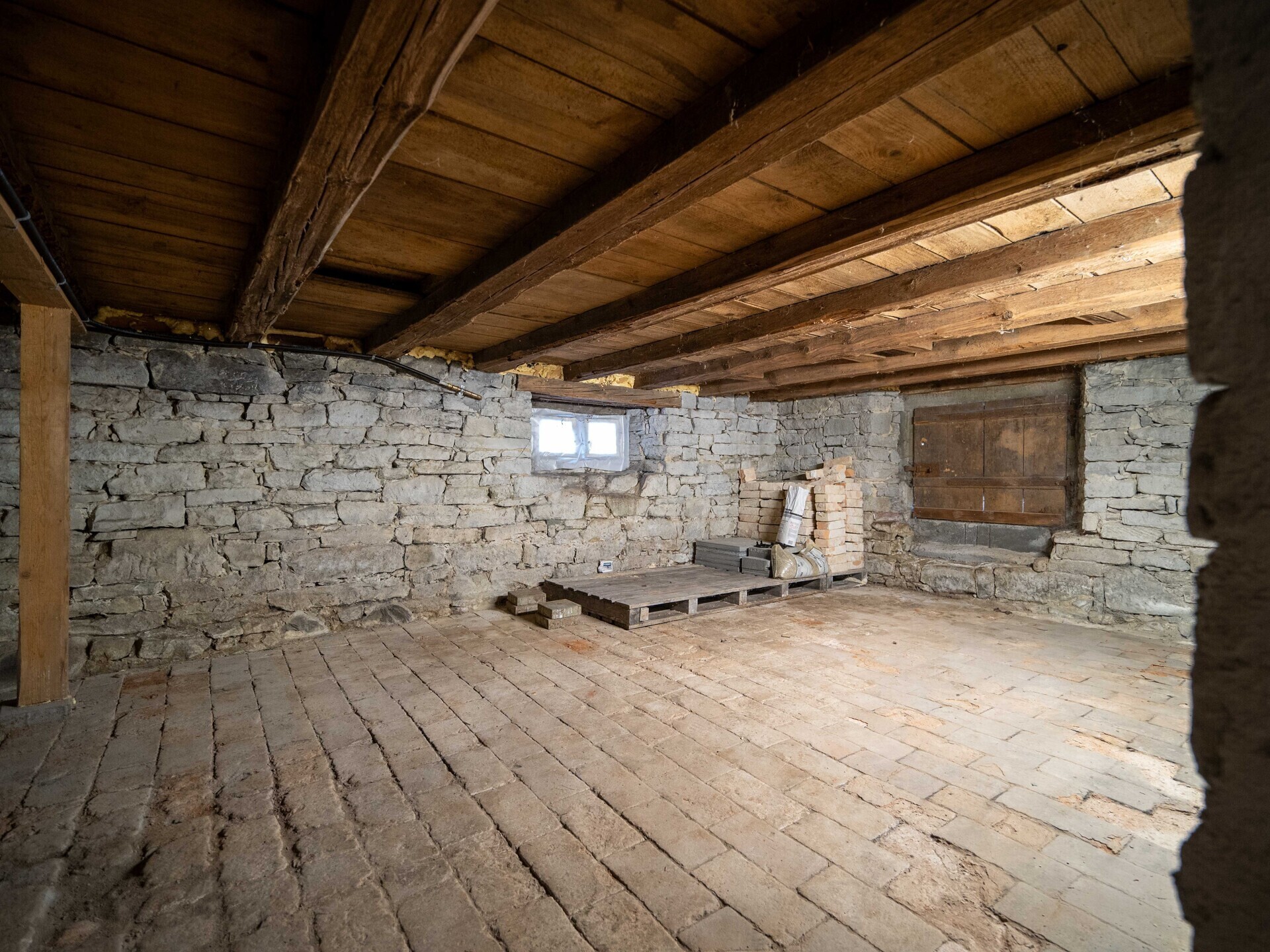 Kellerraum mit Natursteinwänden und Holzdecke