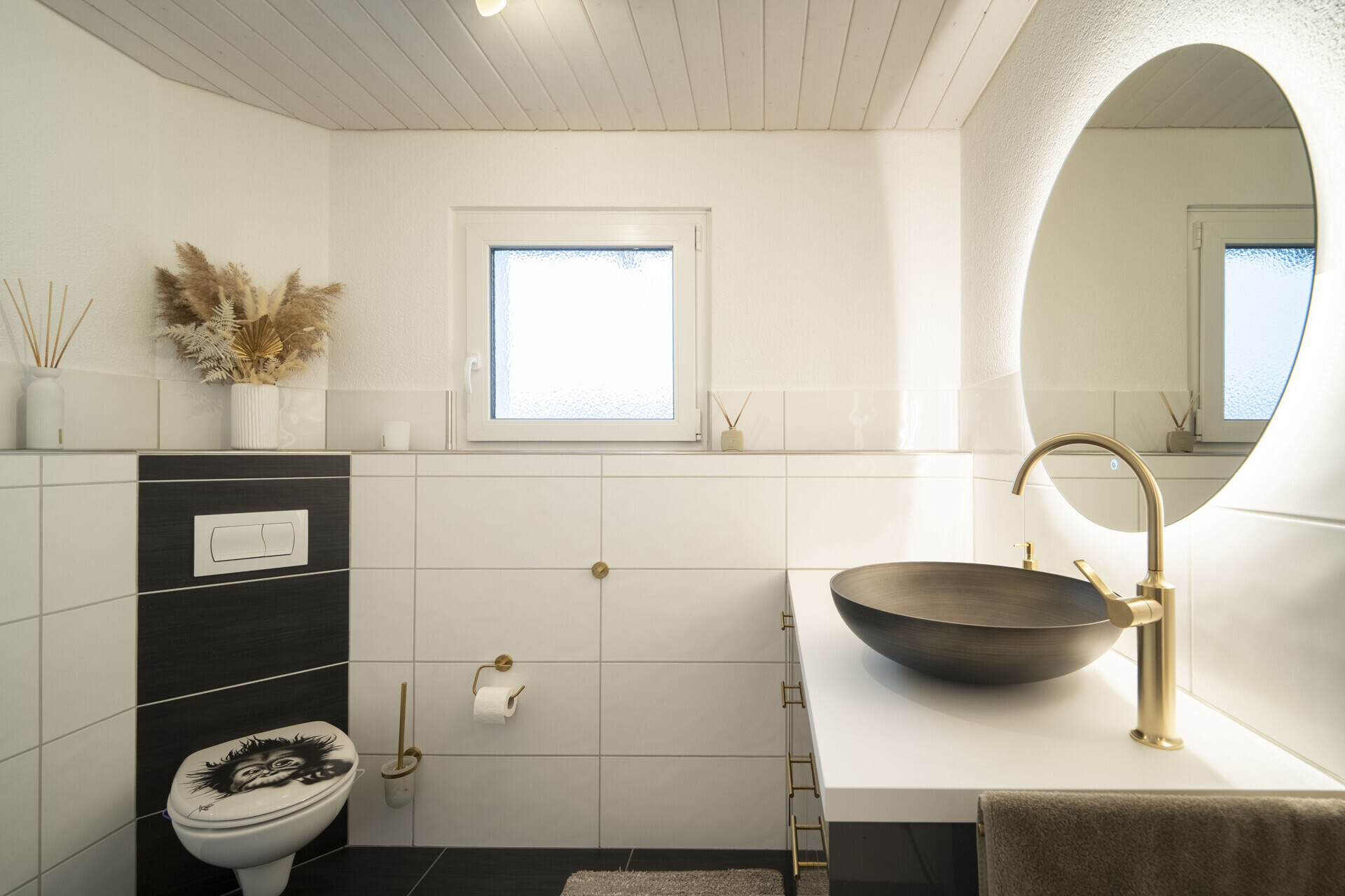 Modernes Gäste-WC mit dunklem Waschtisch