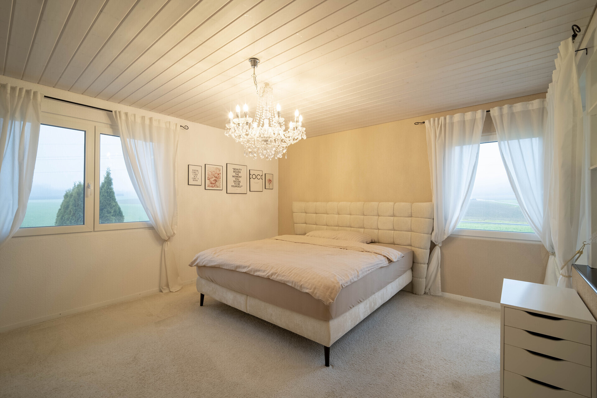 Helles Schlafzimmer mit Blick ins Grüne