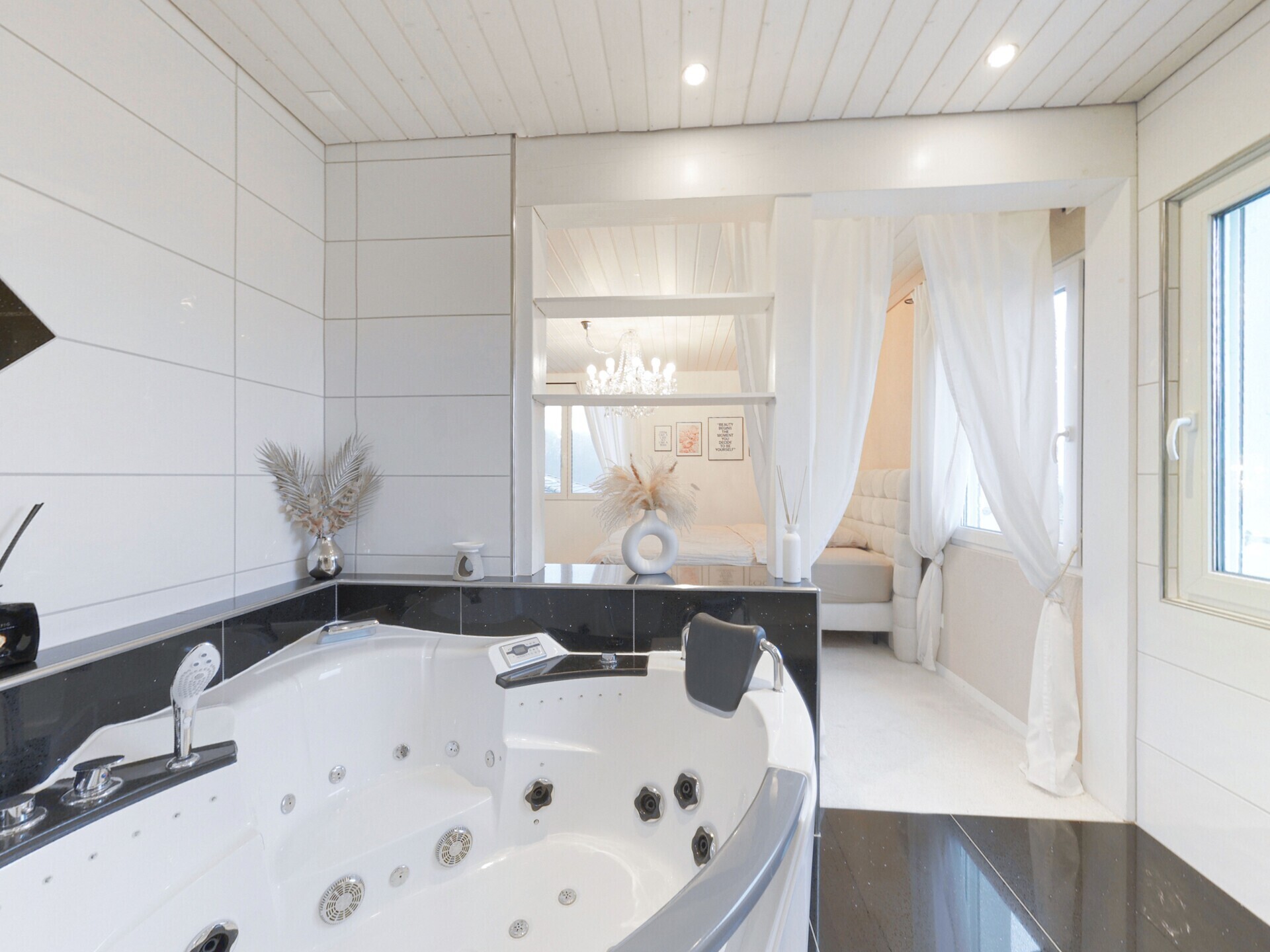 Luxuriöses Bad mit Whirlpool