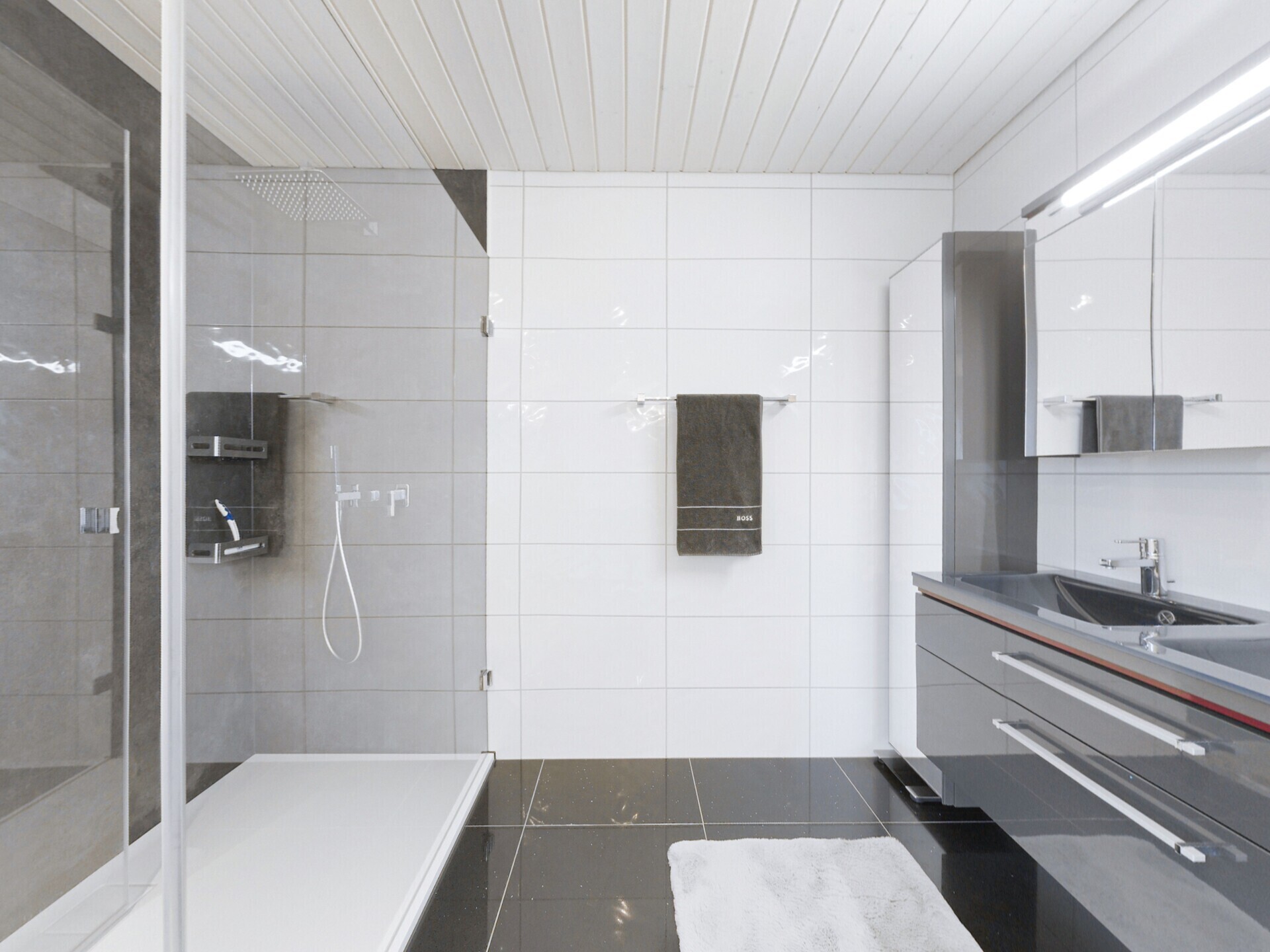 Modernes Badezimmer mit Dusche und Waschtisch
