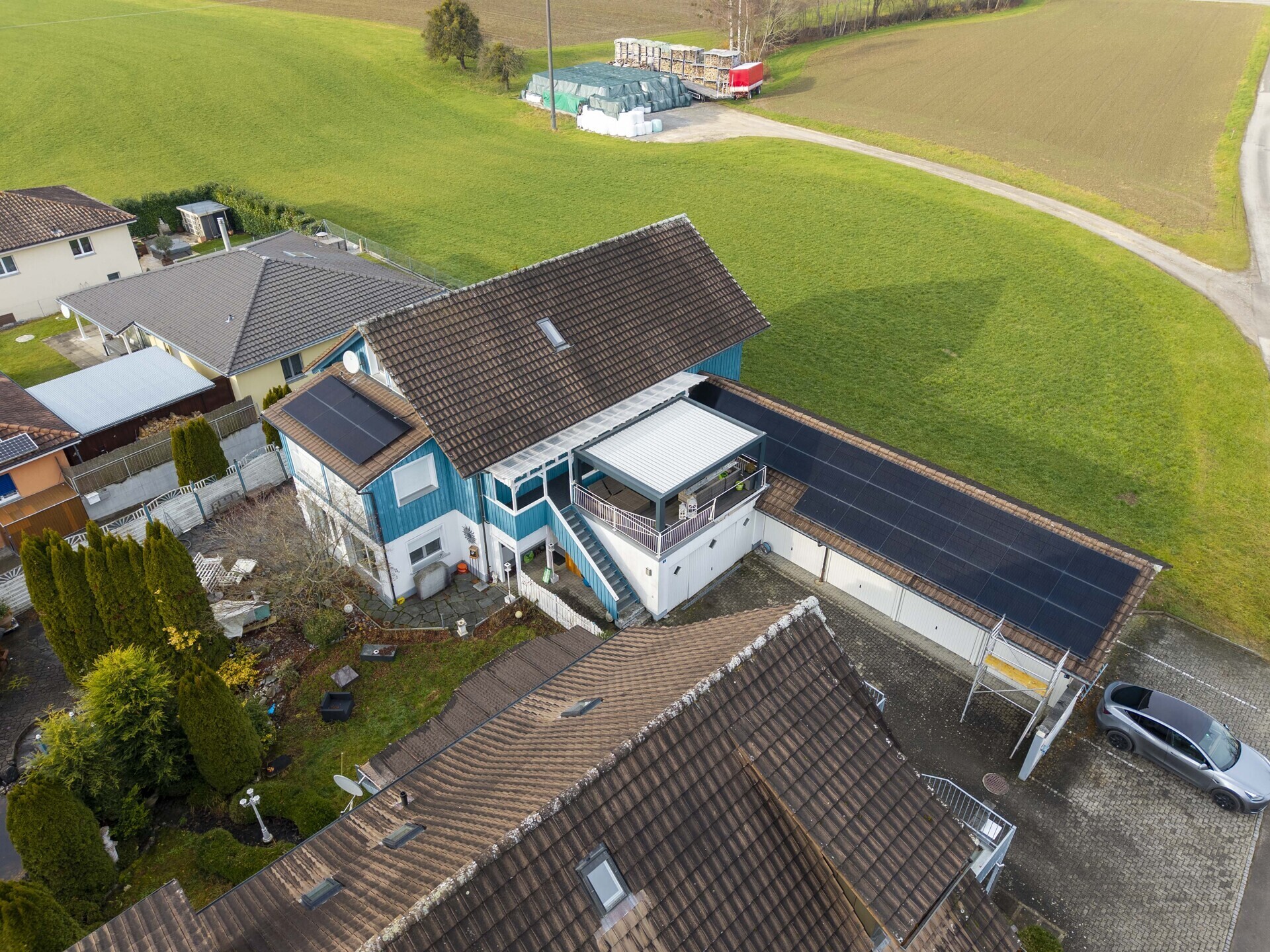 Luftaufnahme eines Wohnhauses mit Solaranlage