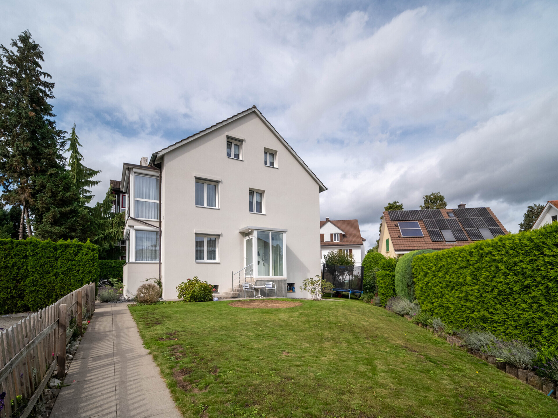 Einfamilienhaus mit Garten und Solarmodulen