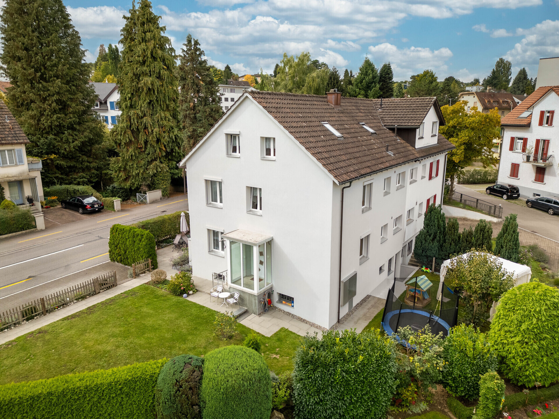 Wohnhaus mit Garten und Straßenblick