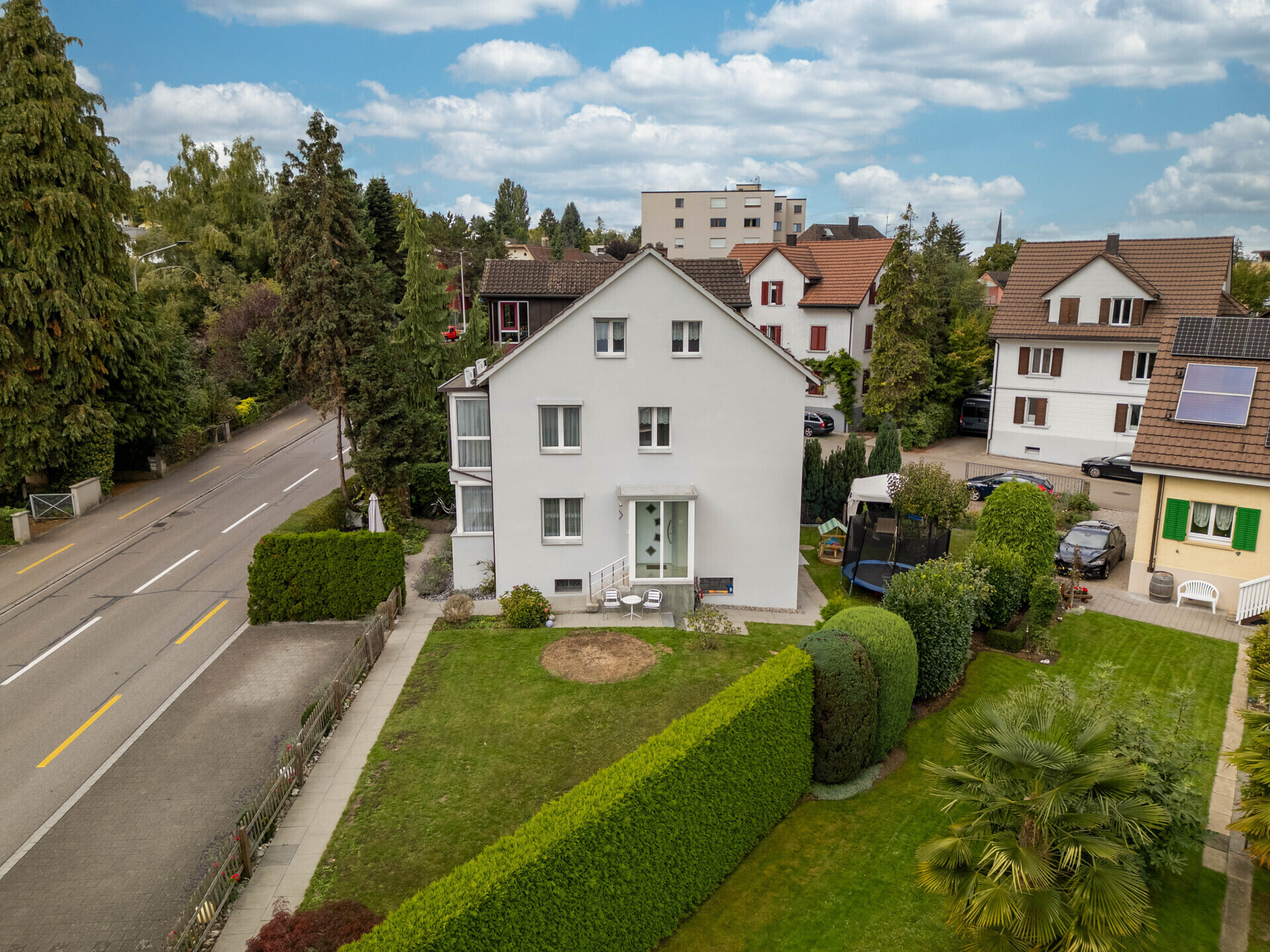 Wohnhaus mit Garten und Nachbarschaftsansicht