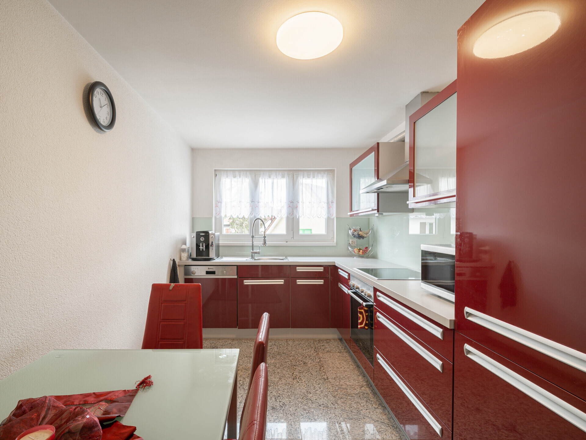 Moderne Wohnküche in Rot und Weiß