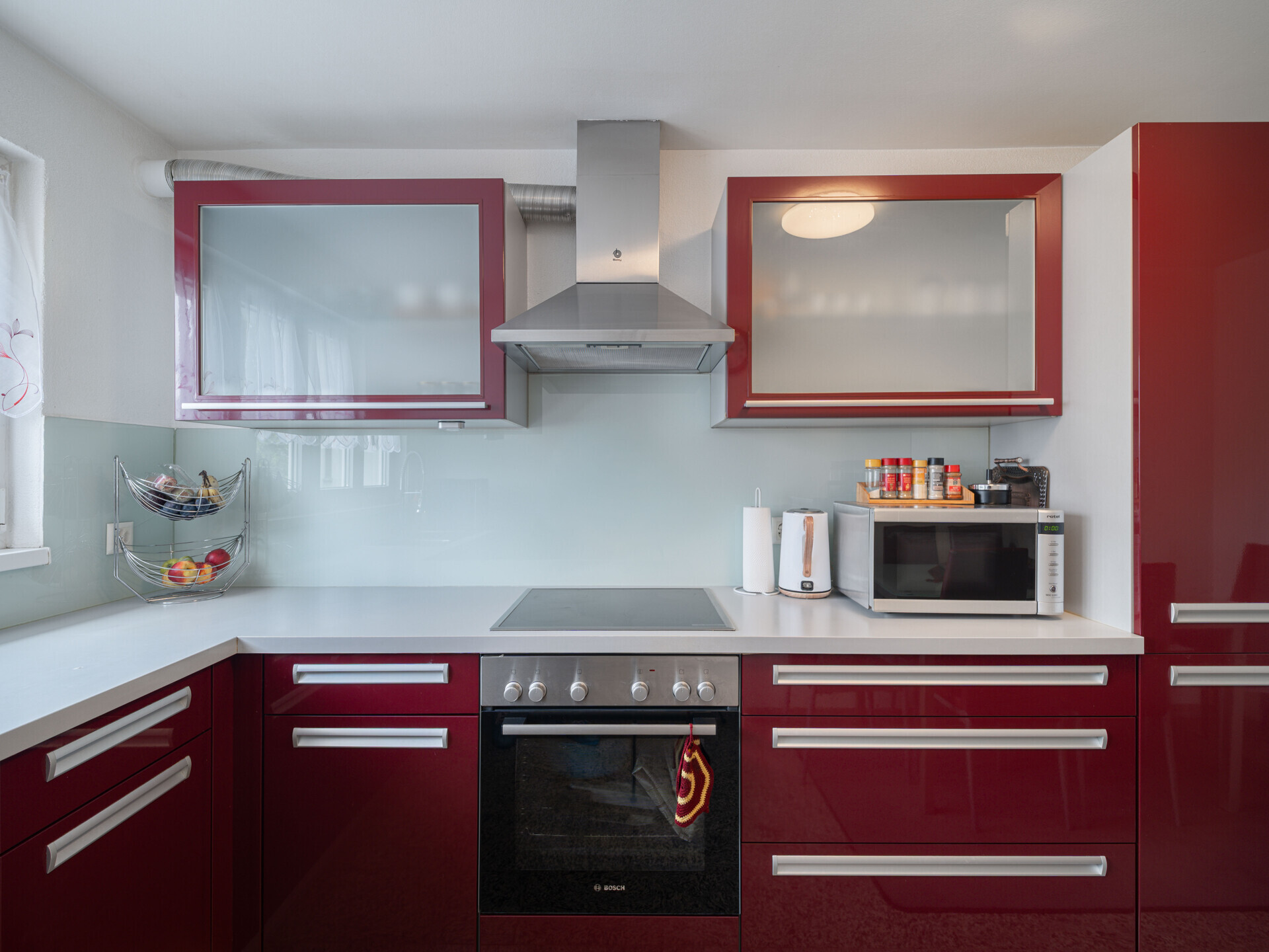 Moderne Küche mit bordeauxroten Fronten