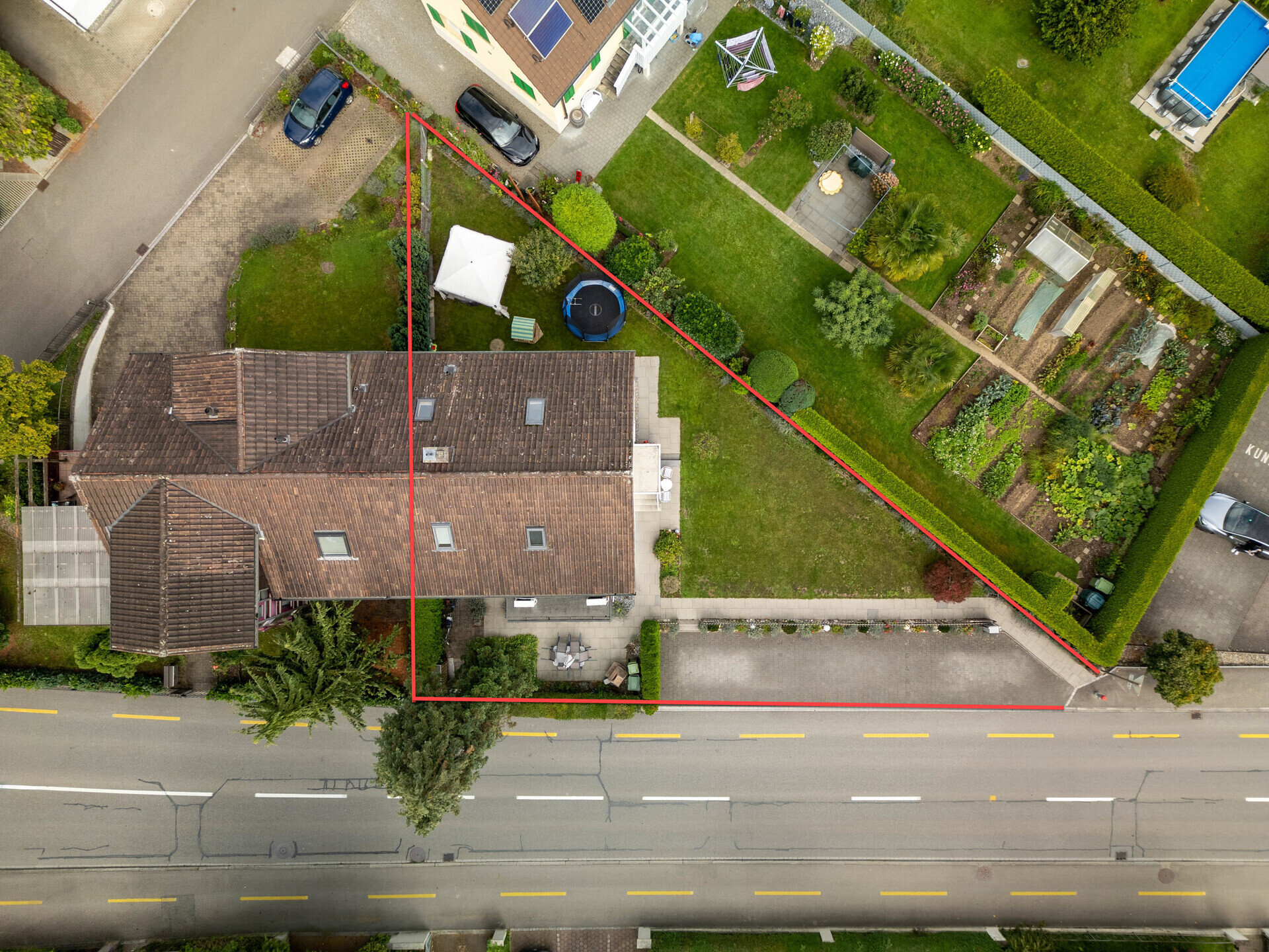 Luftaufnahme eines Grundstücks mit Einfamilienhaus und Garten