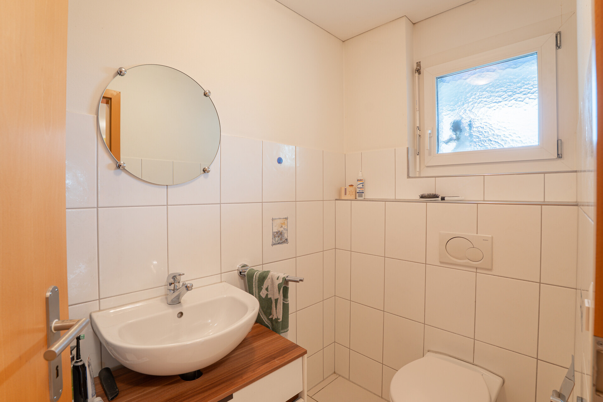 Kleines Gäste-WC mit Fenster