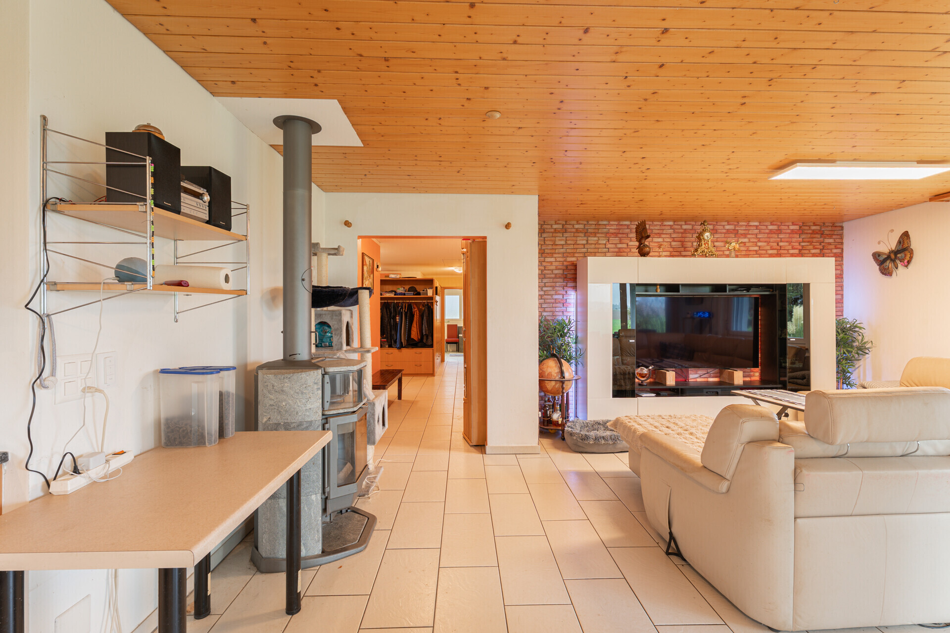 Wohnzimmer mit Holzdecke und Kaminofen
