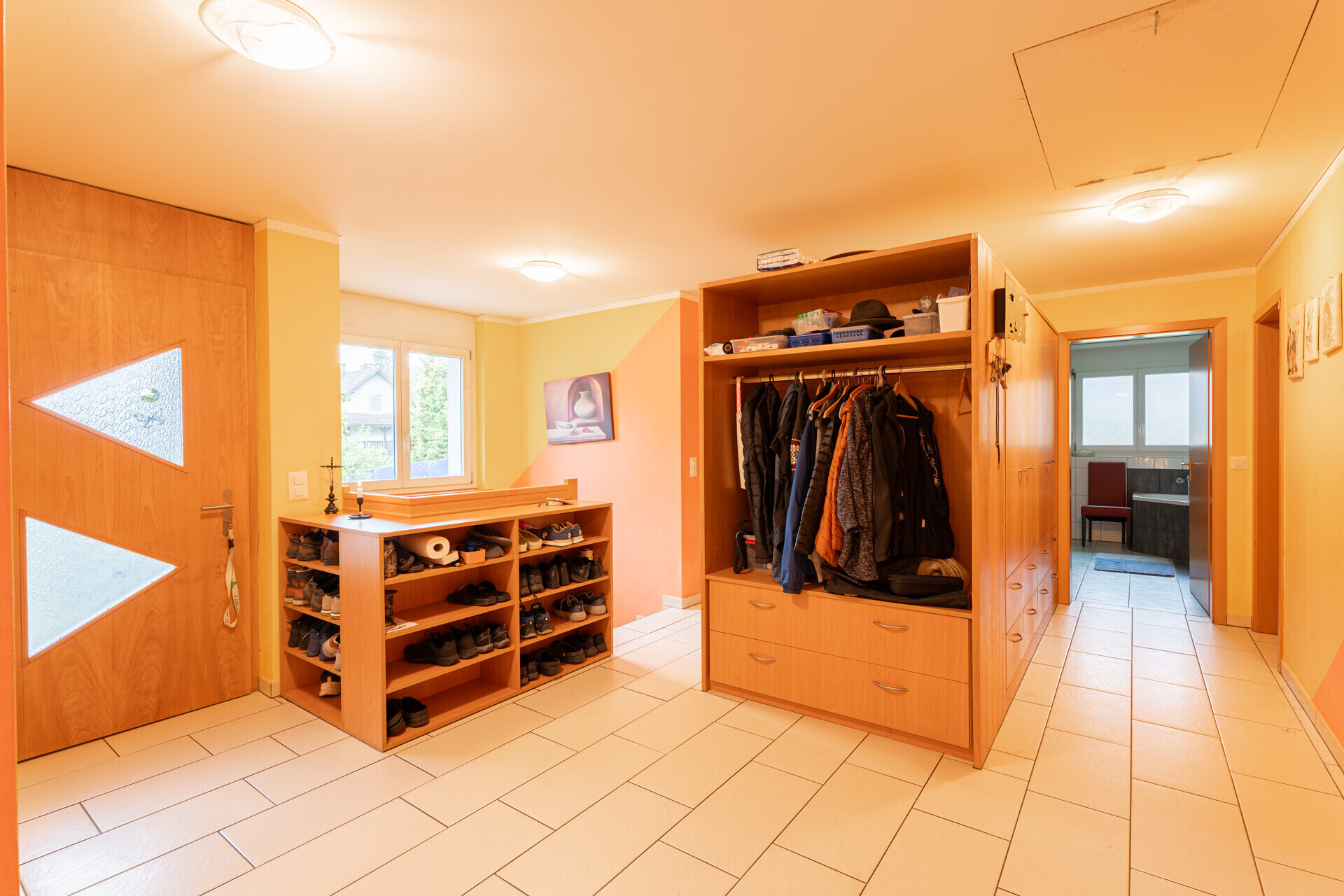 Heller Eingangsbereich mit Garderobe