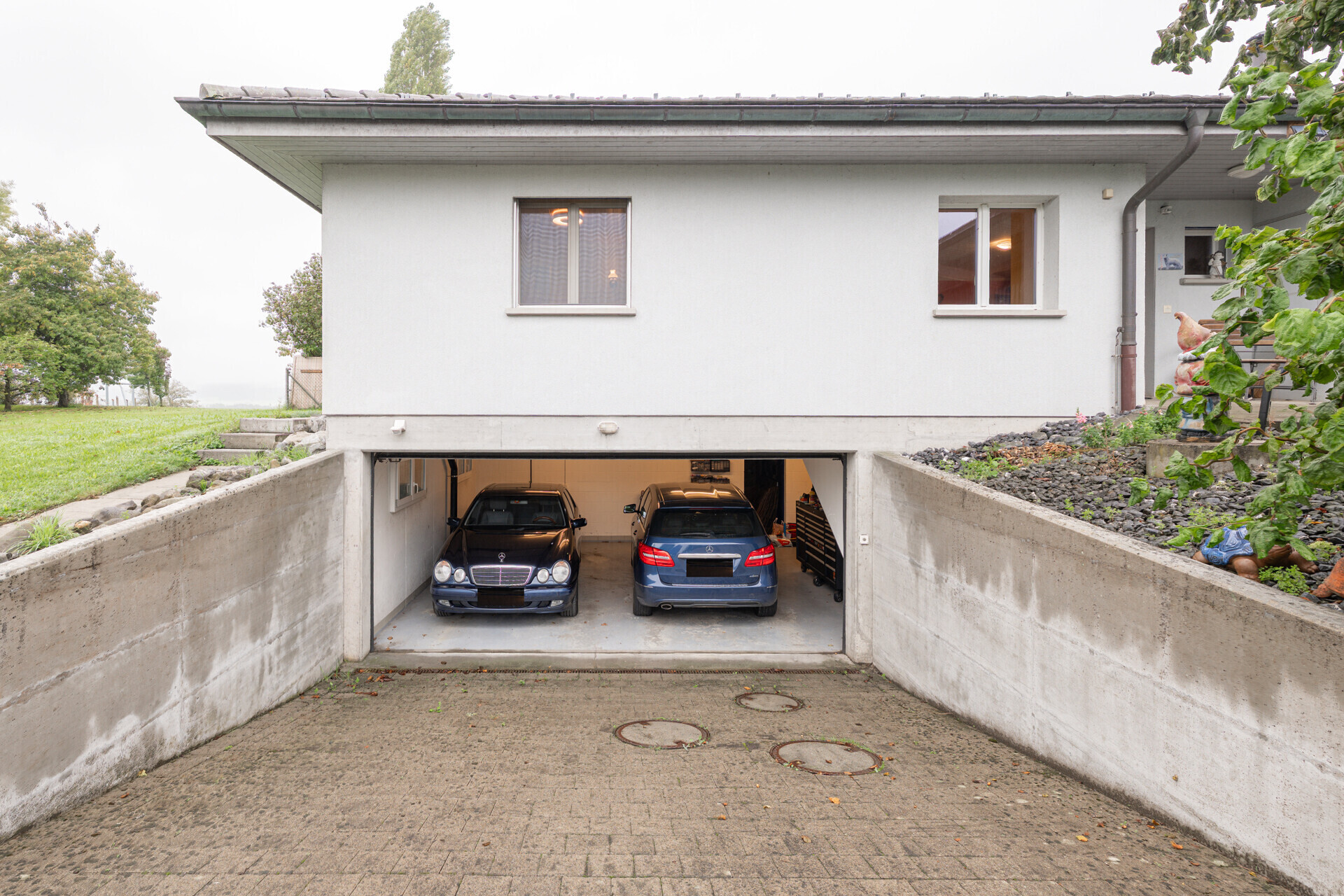 Haus mit Garageneinfahrt