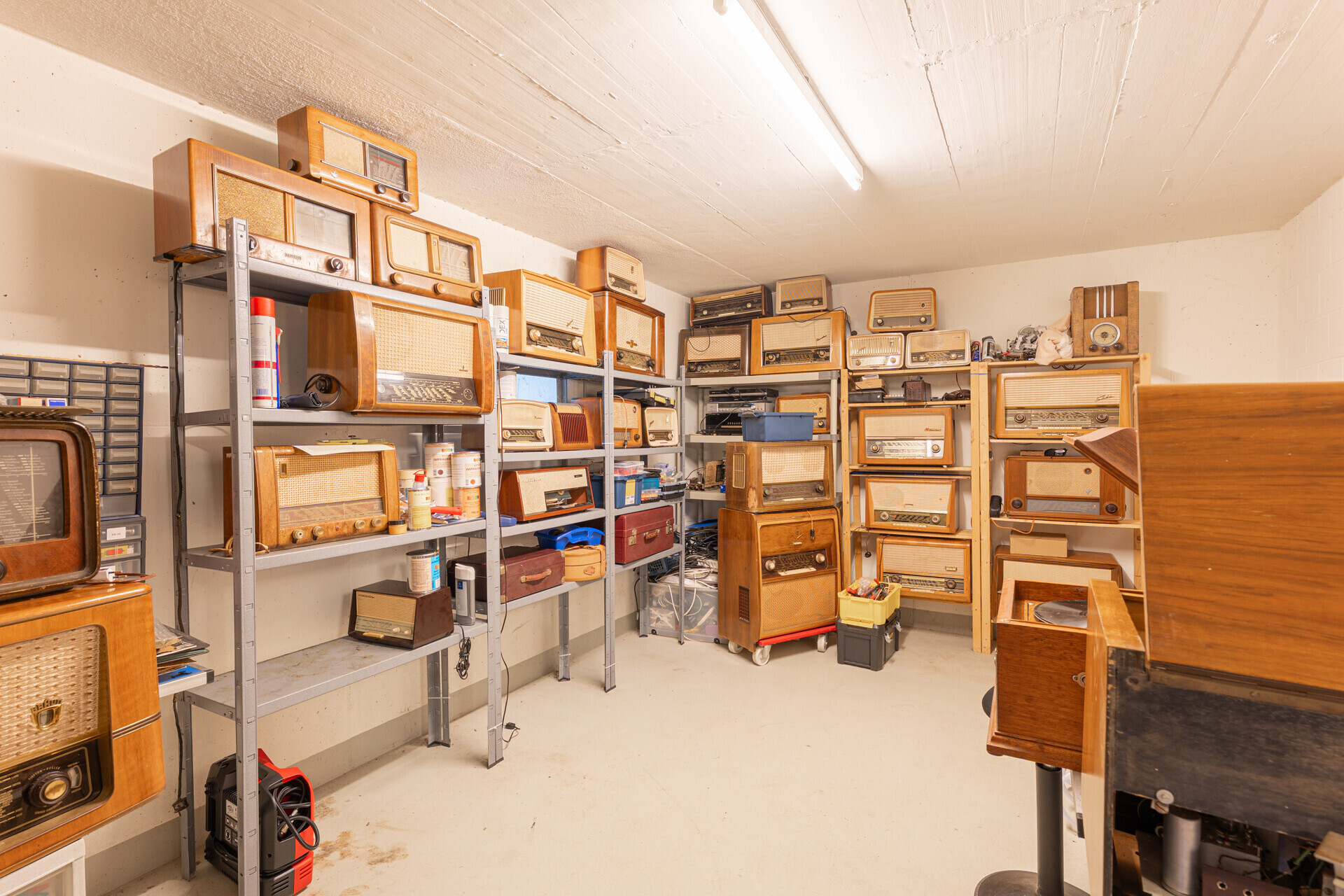 Sammlerraum mit alten Radios