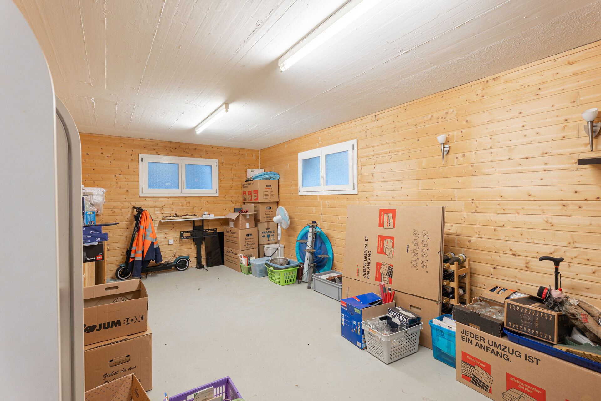 Abstellraum mit Holzverkleidung