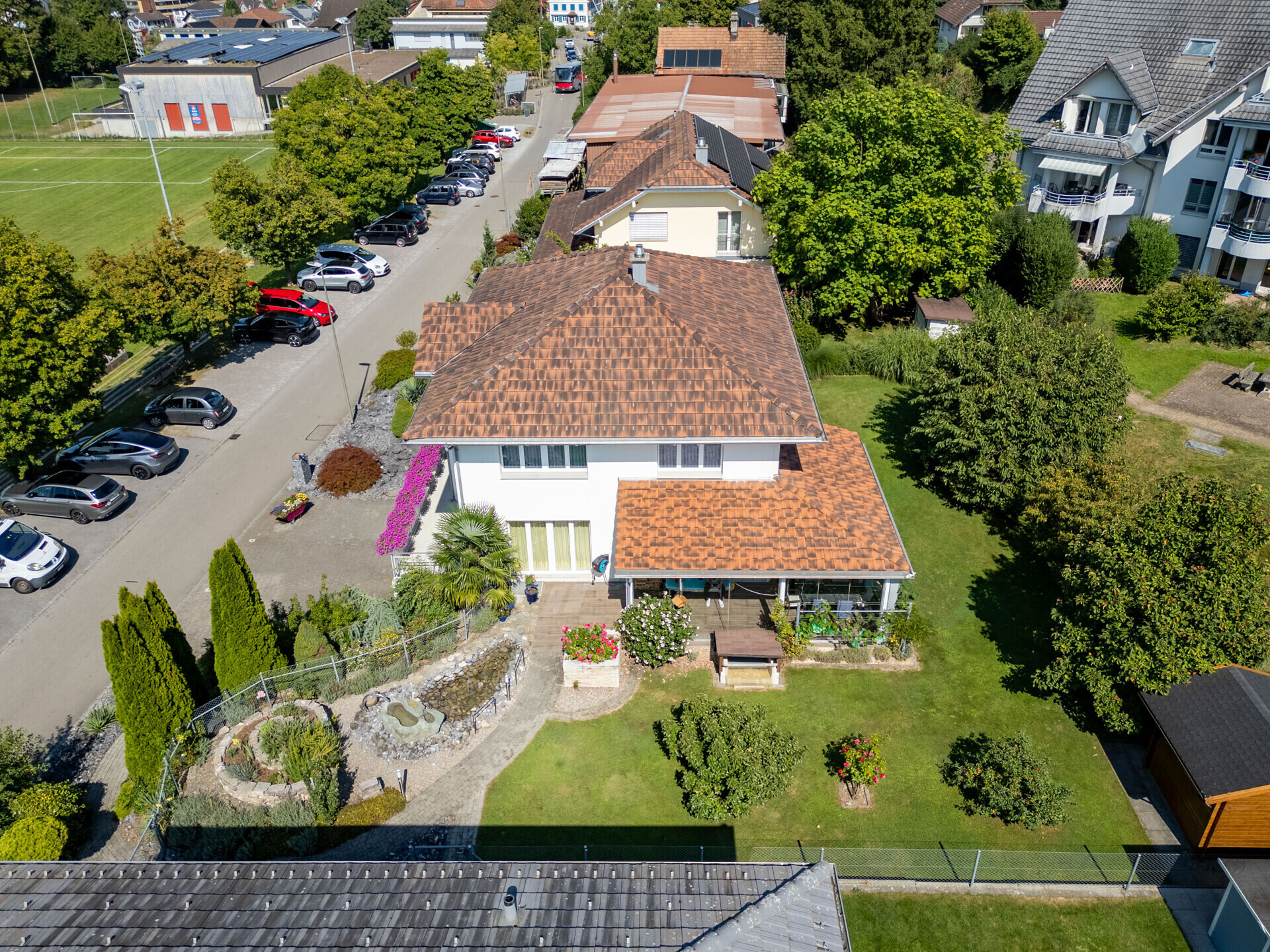 Luftaufnahme eines Einfamilienhauses mit großem Garten