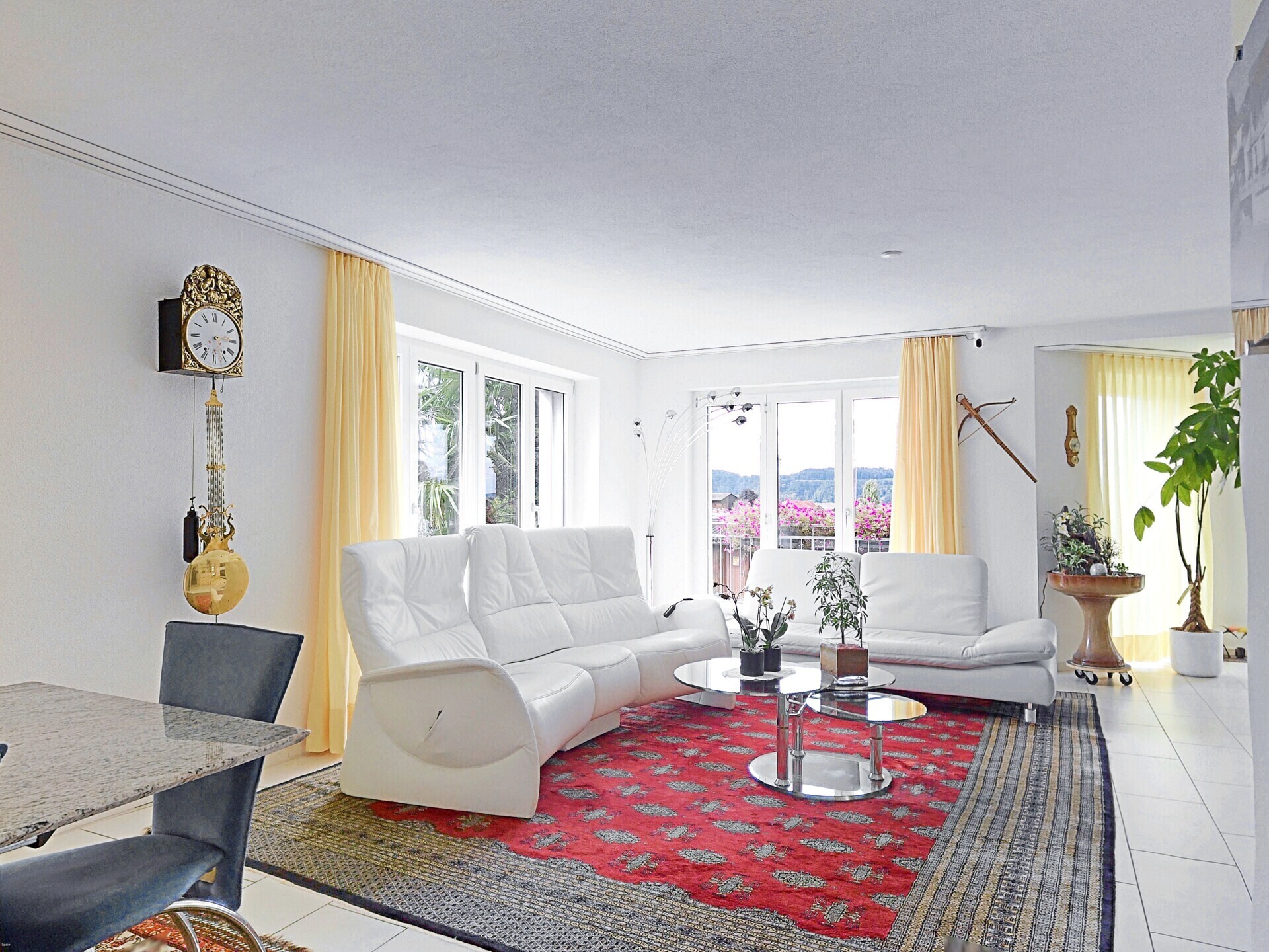 Helles Wohnzimmer mit farbigen Teppichen