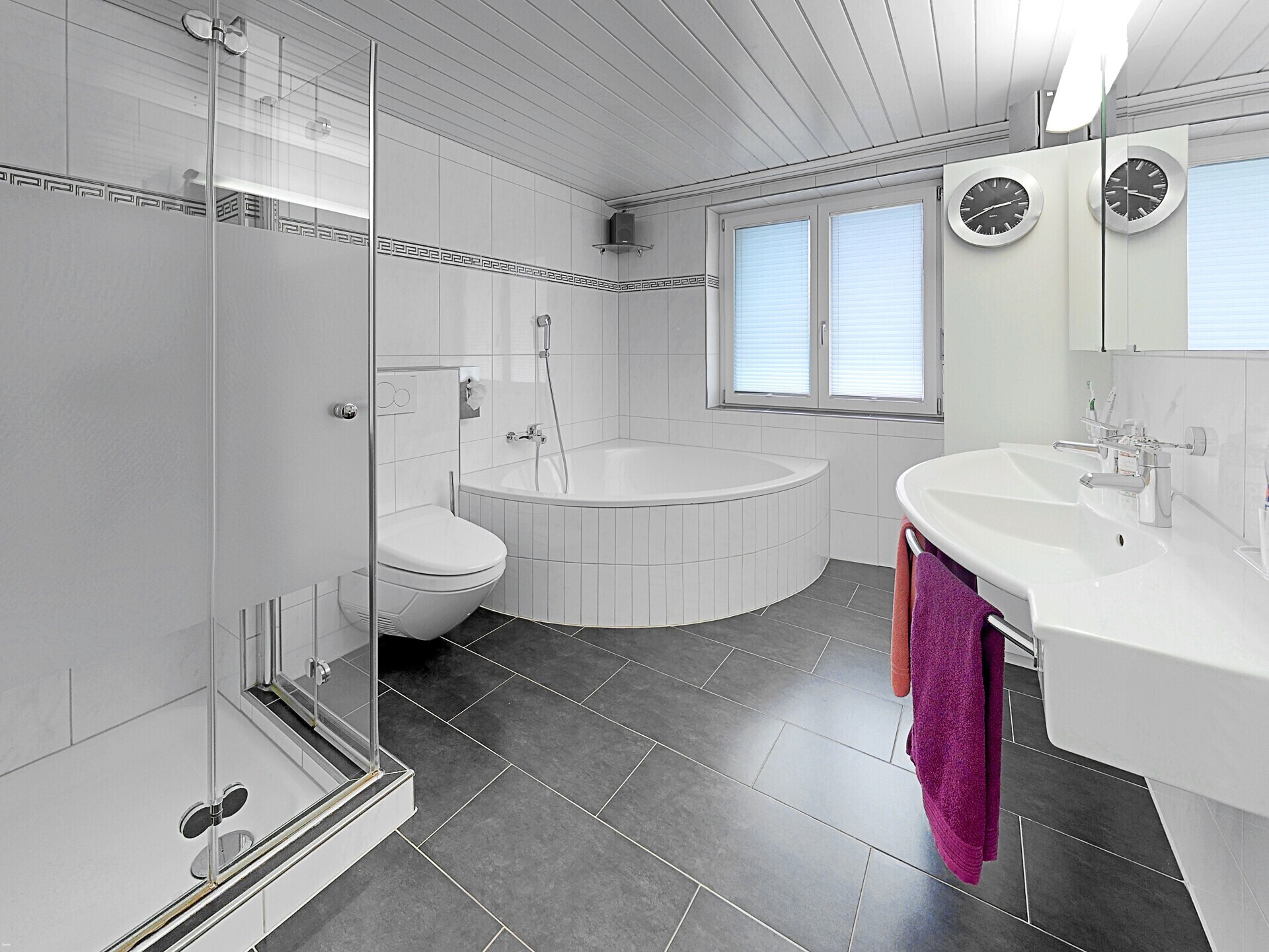 Helles Badezimmer mit Dusche, Badewanne und Waschtisch