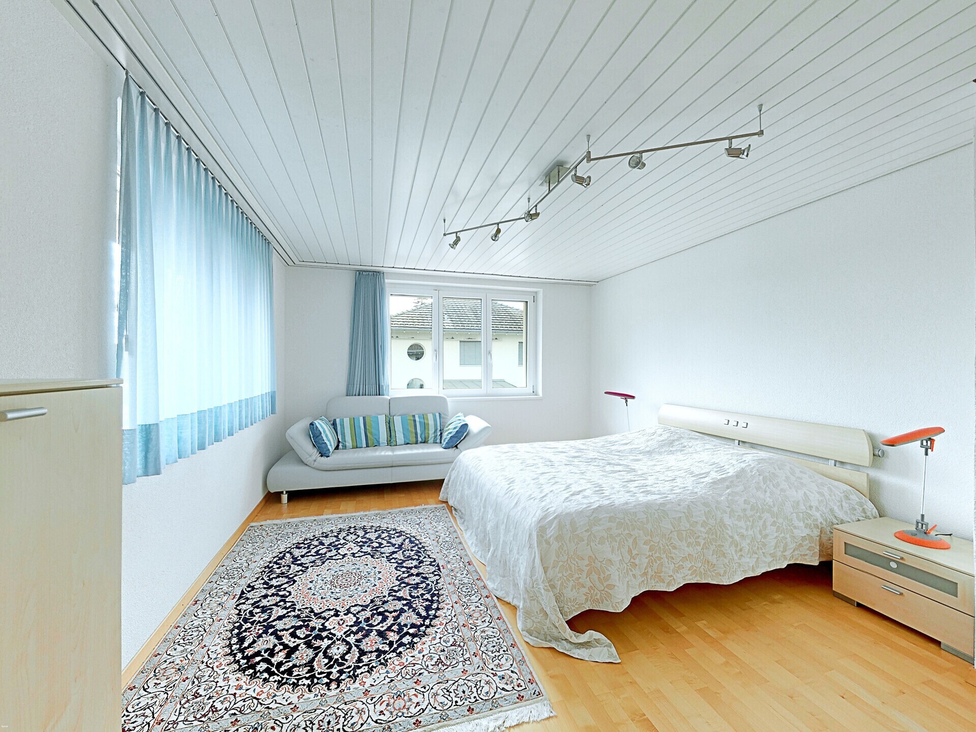 Helles Schlafzimmer mit Dachschräge