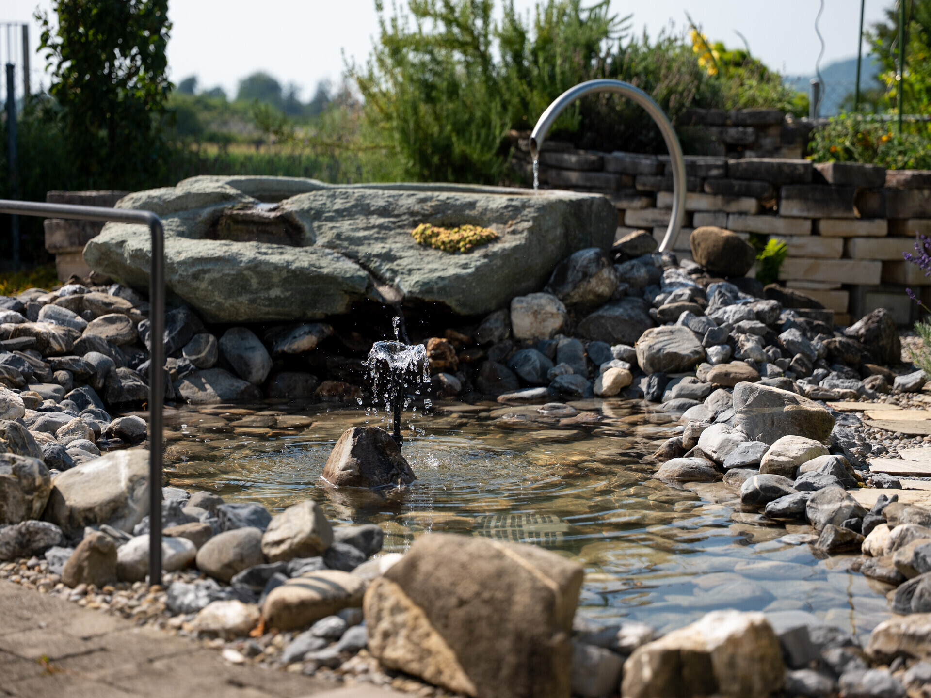 Gartenteich mit Wasserspiel
