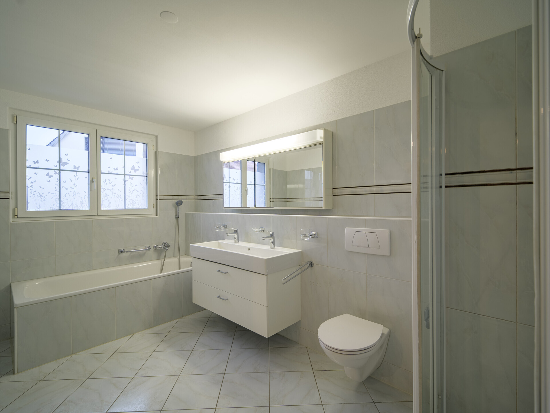 Modernes Badezimmer mit Wanne, Dusche und Waschtisch