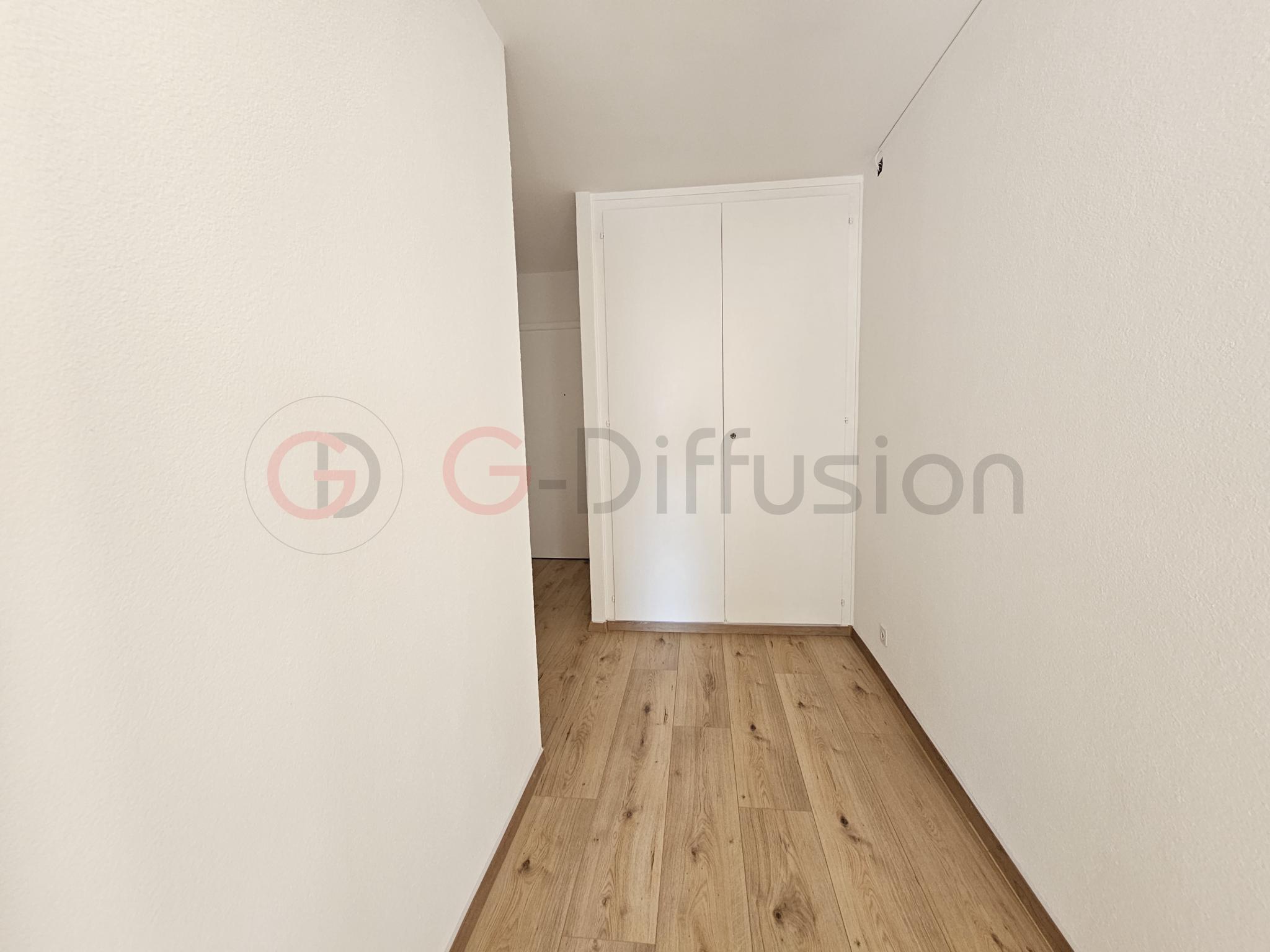 Heller schmaler Flur mit Einbauschrank