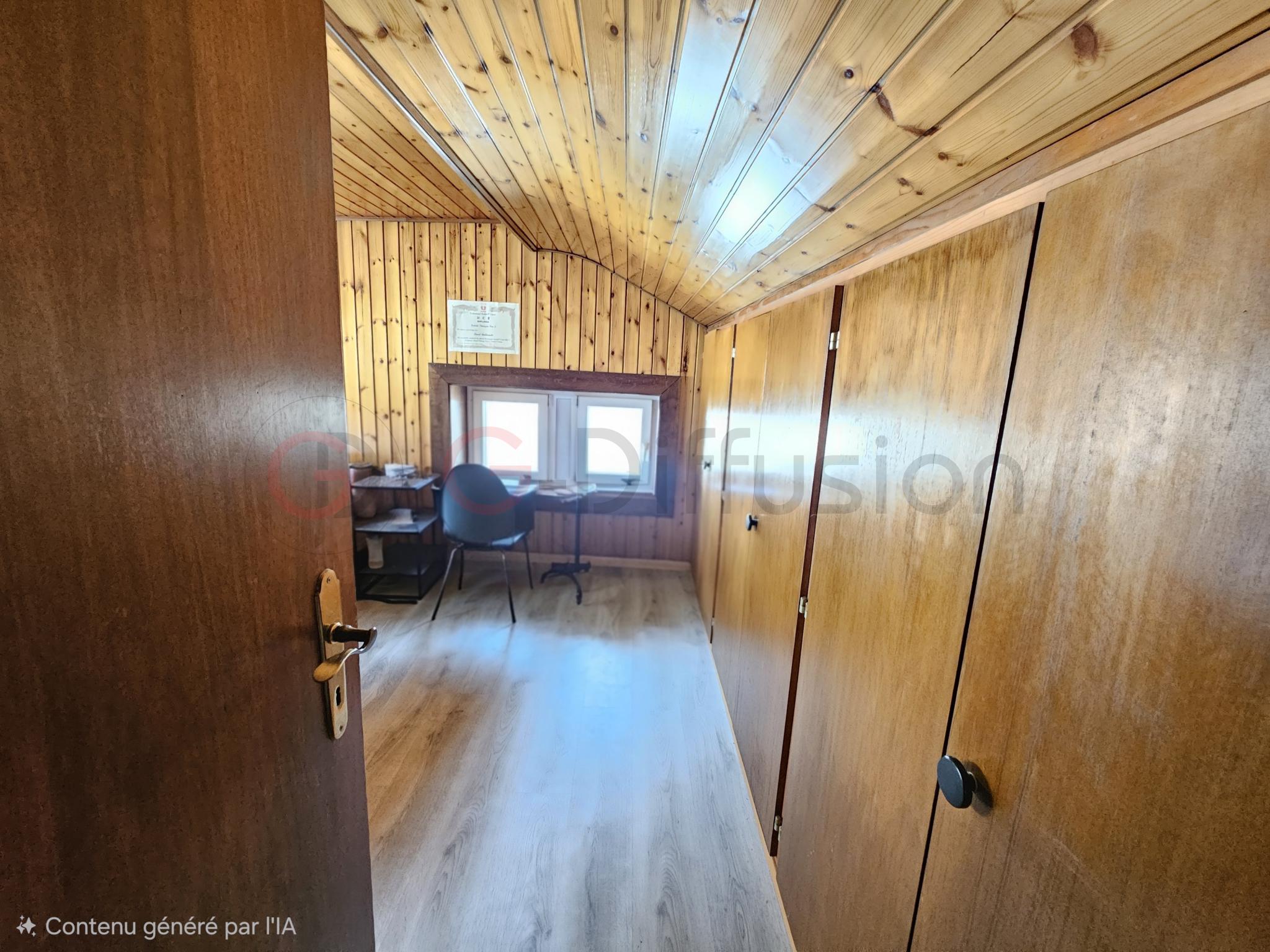 Holzverkleideter Dachraum mit Schreibtisch