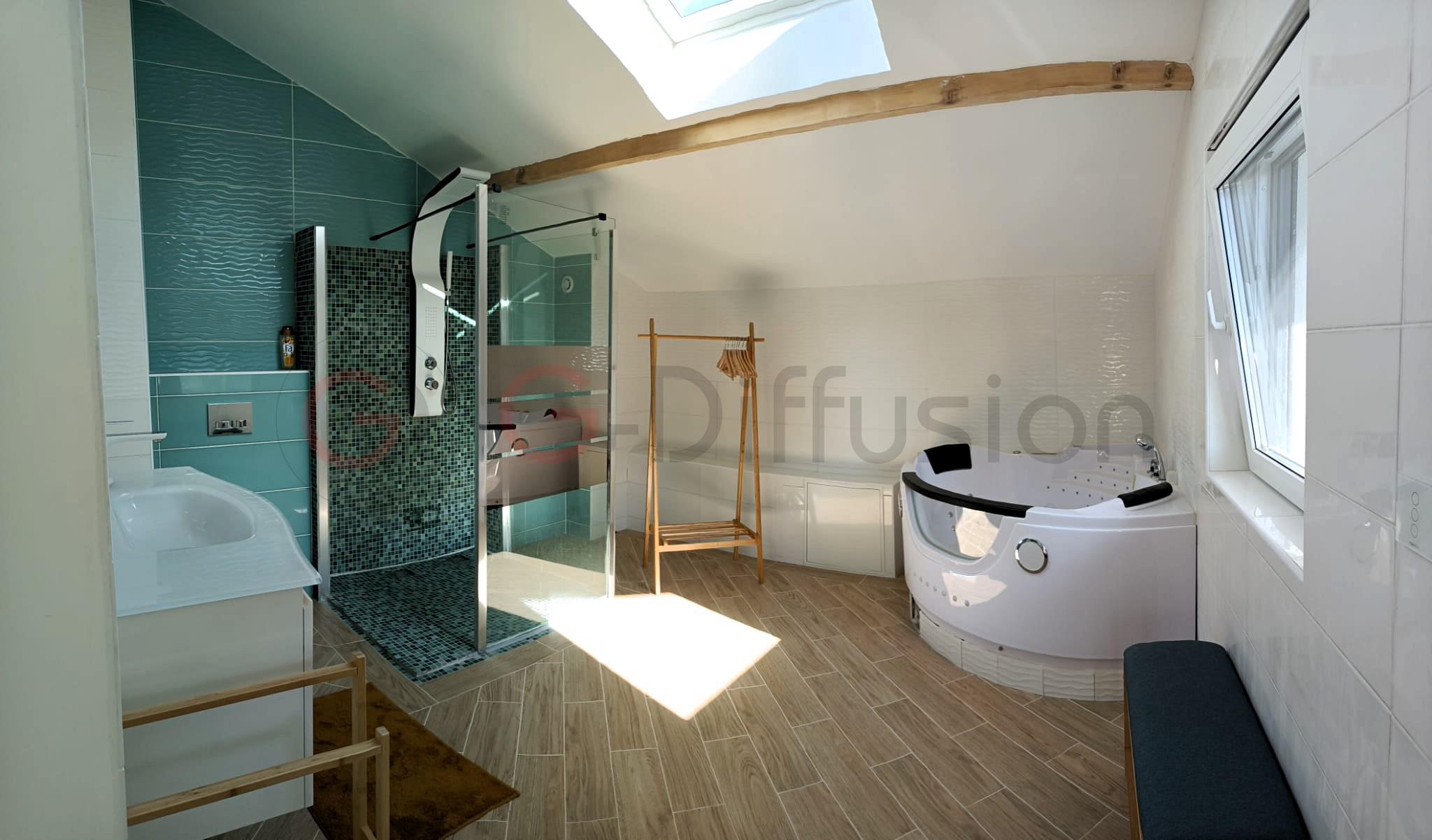 Modernes Badezimmer mit Dachfenster und Whirlpool-Wanne