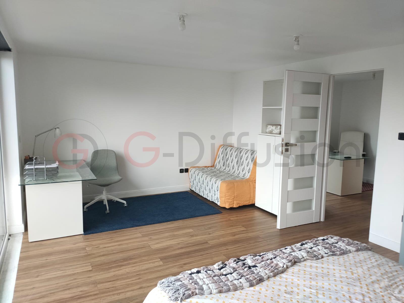 Helles Schlafzimmer mit Arbeitsbereich