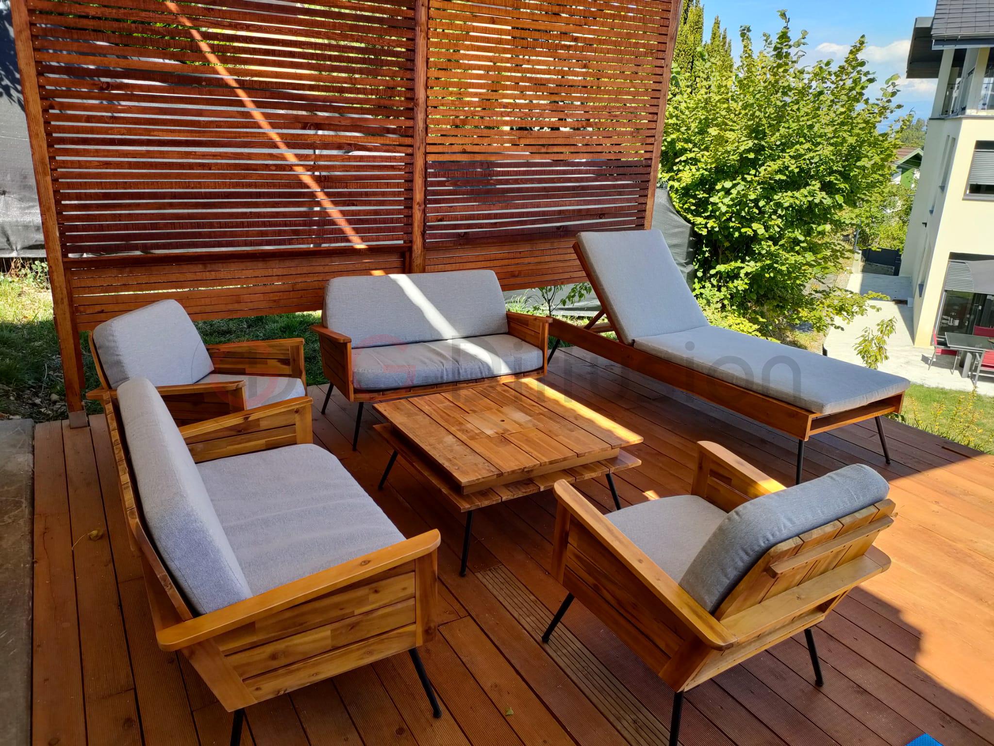 Gemütliche Holzterrasse mit Lounge-Möbeln
